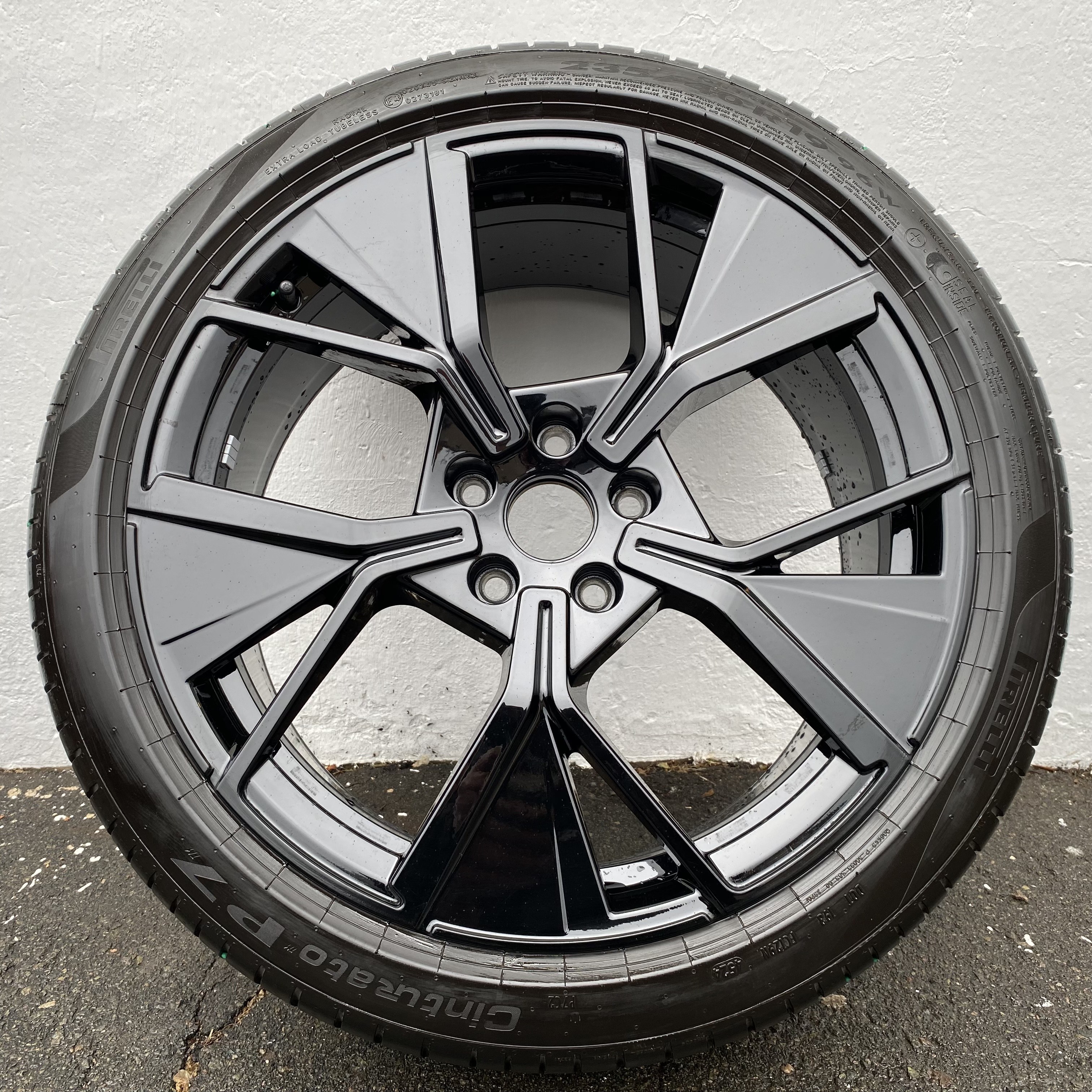 Kompletta Sommarhjul | 19" Volkswagen Passat B9 LEEDS | 5x112 8x19 ET44 57.1 + 235/40 R19 96W + XL SEAL INSIDE Pirelli Cinturato P7 | V45-2024 | 5.5mm | 5.5mm | 5mm | 5mm - 19