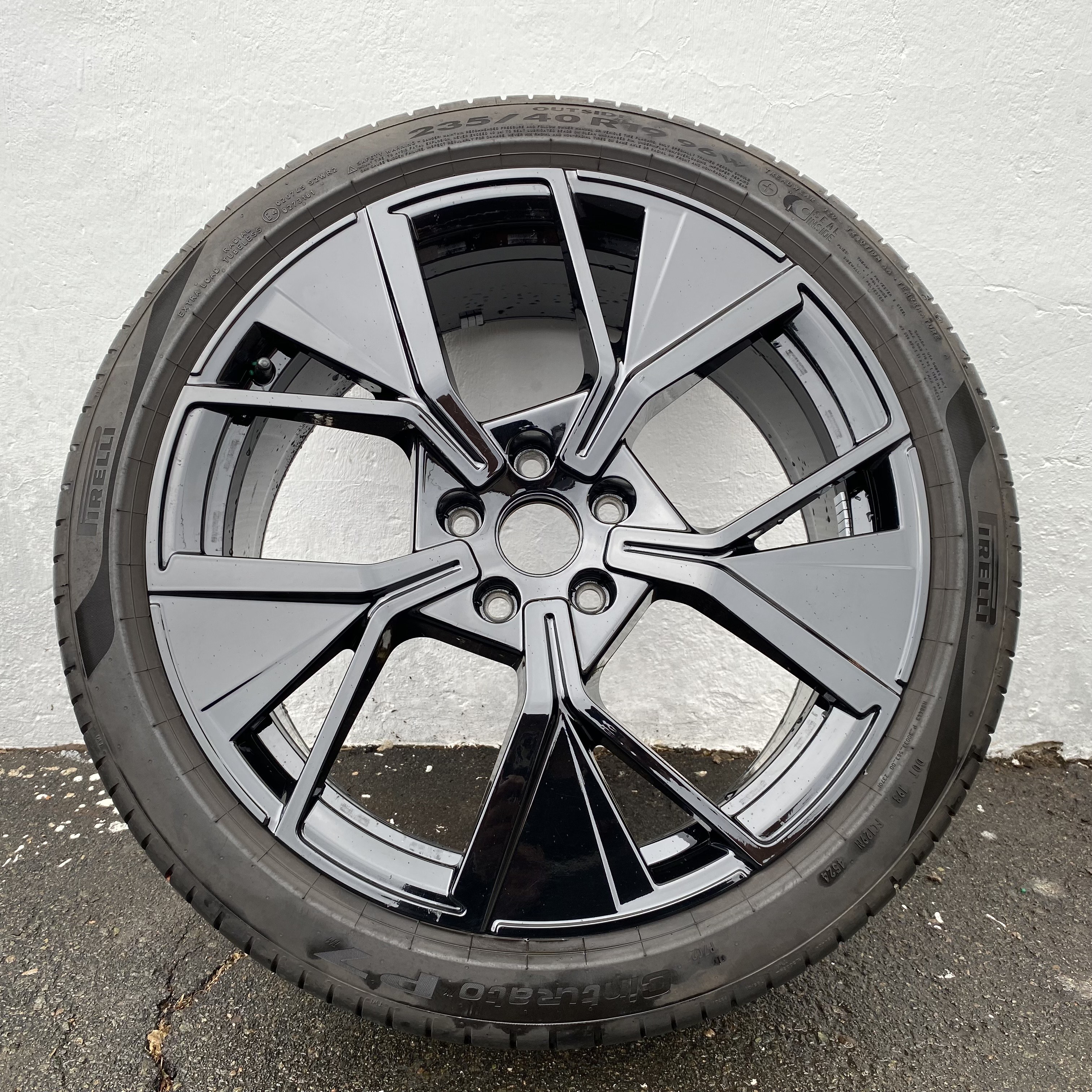 Kompletta Sommarhjul | 19" Volkswagen Passat B9 LEEDS | 5x112 8x19 ET44 57.1 + 235/40 R19 96W + XL SEAL INSIDE Pirelli Cinturato P7 | V45-2024 | 5.5mm | 5.5mm | 5mm | 5mm - 8