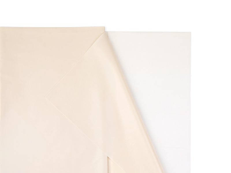 Närbild på beige bordsduk till dop och babyshower