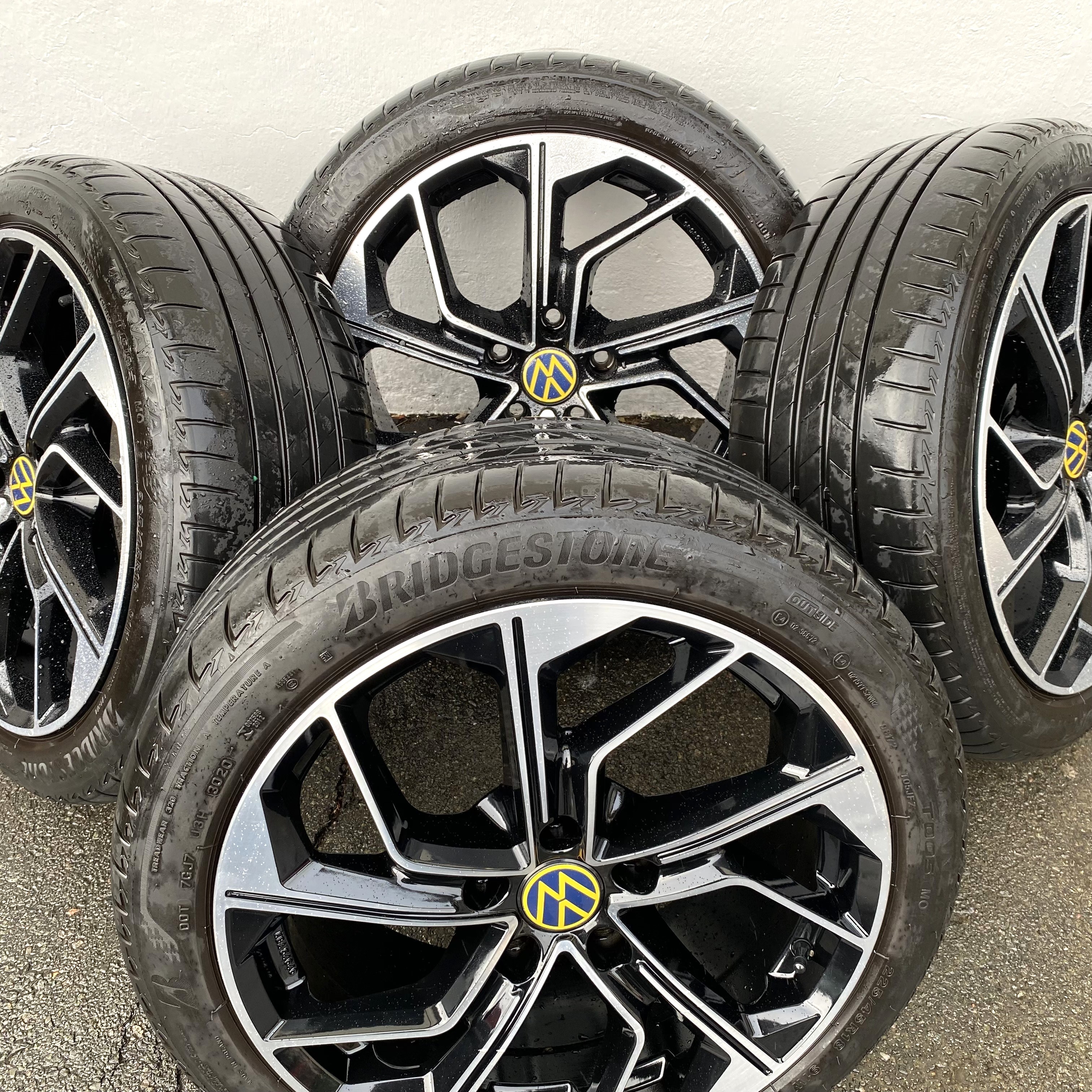 Kompletta Sommarhjul | 18" RVS Black Polish | 5x120 8x18 ET50 65.1 + 225/45 R18 91W MO Bridgestone Turanza T005 | V30-2020 | 6mm | 6mm | 5mm | 5mm - 3
