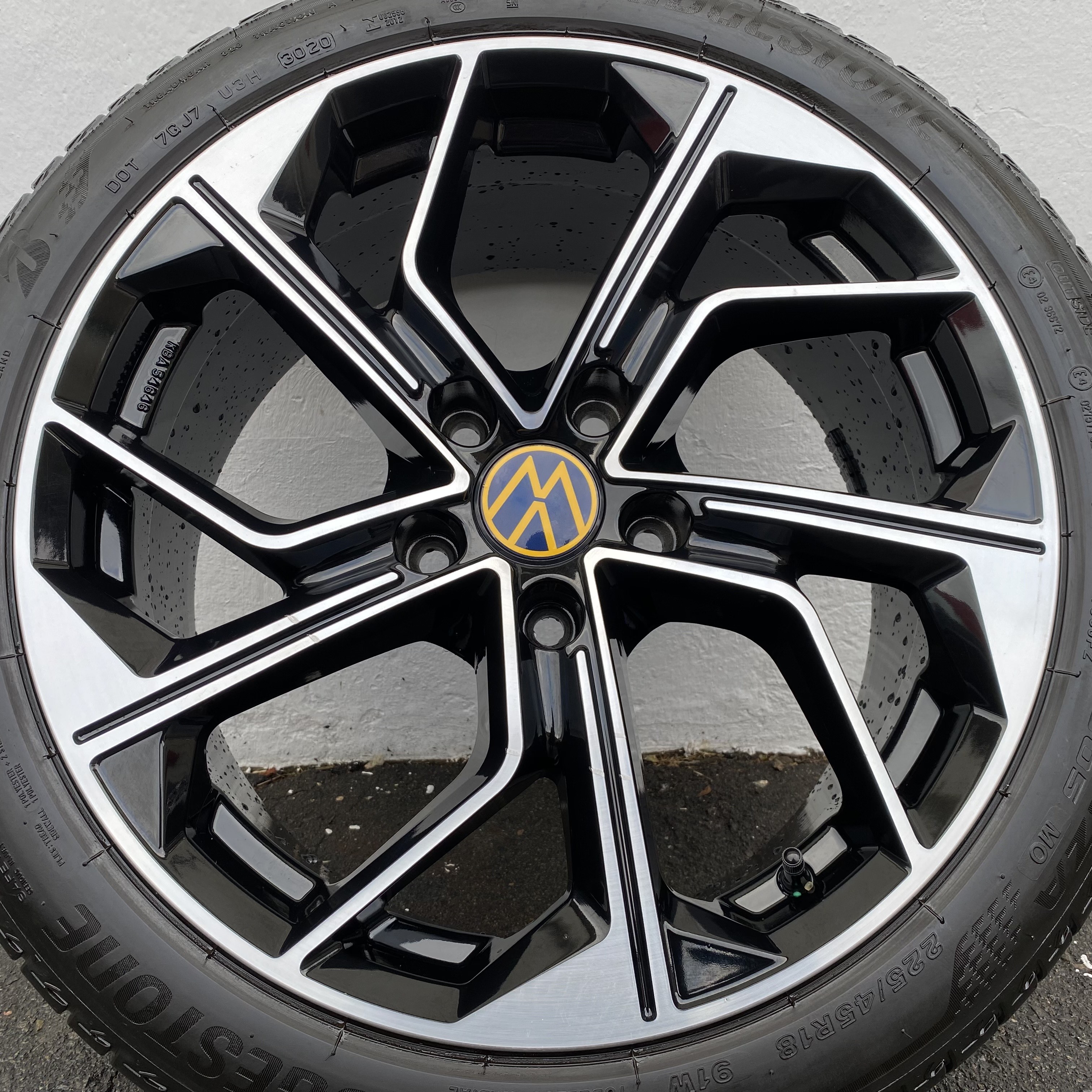 Kompletta Sommarhjul | 18" RVS Black Polish | 5x120 8x18 ET50 65.1 + 225/45 R18 91W MO Bridgestone Turanza T005 | V30-2020 | 6mm | 6mm | 5mm | 5mm - 16