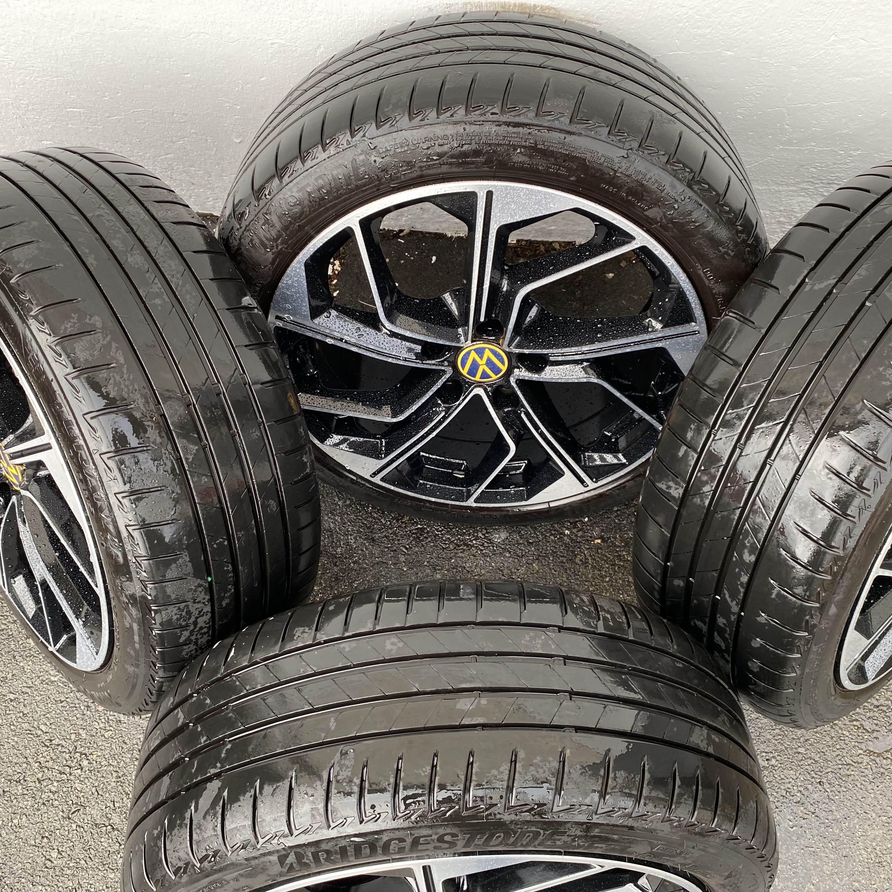 Kompletta Sommarhjul | 18" RVS Black Polish | 5x120 8x18 ET50 65.1 + 225/45 R18 91W MO Bridgestone Turanza T005 | V30-2020 | 6mm | 6mm | 5mm | 5mm - 4