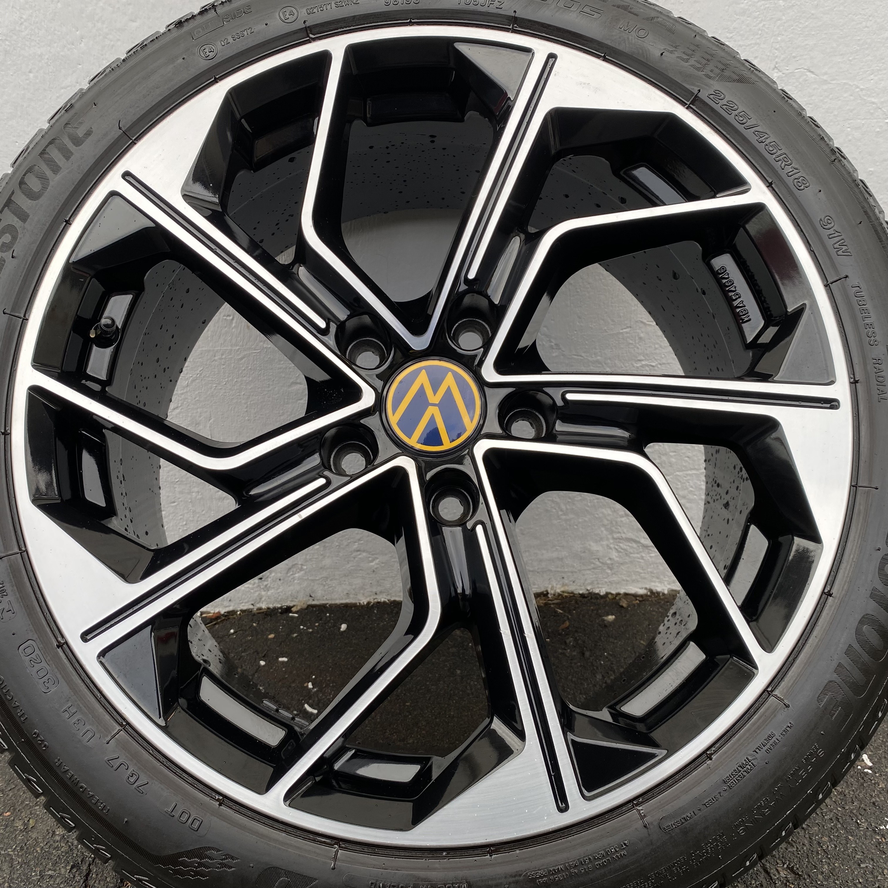 Kompletta Sommarhjul | 18" RVS Black Polish | 5x120 8x18 ET50 65.1 + 225/45 R18 91W MO Bridgestone Turanza T005 | V30-2020 | 6mm | 6mm | 5mm | 5mm - 13
