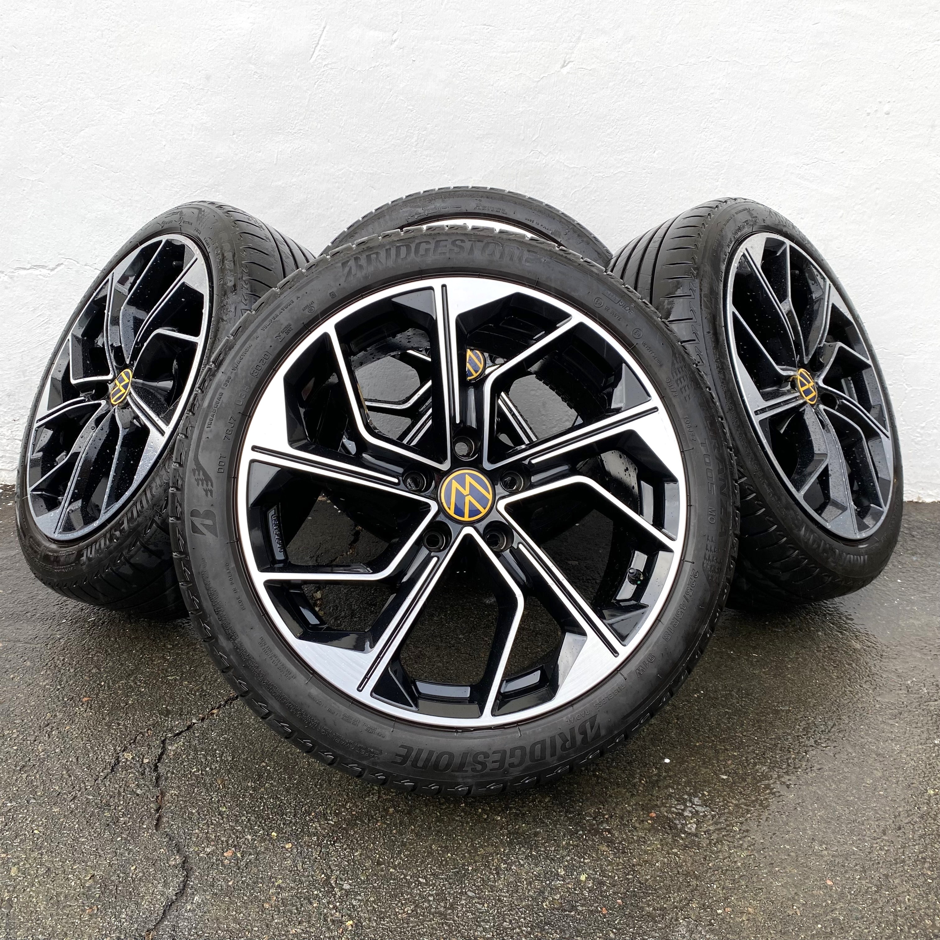 Kompletta Sommarhjul | 18" RVS Black Polish | 5x120 8x18 ET50 65.1 + 225/45 R18 91W MO Bridgestone Turanza T005 | V30-2020 | 6mm | 6mm | 5mm | 5mm