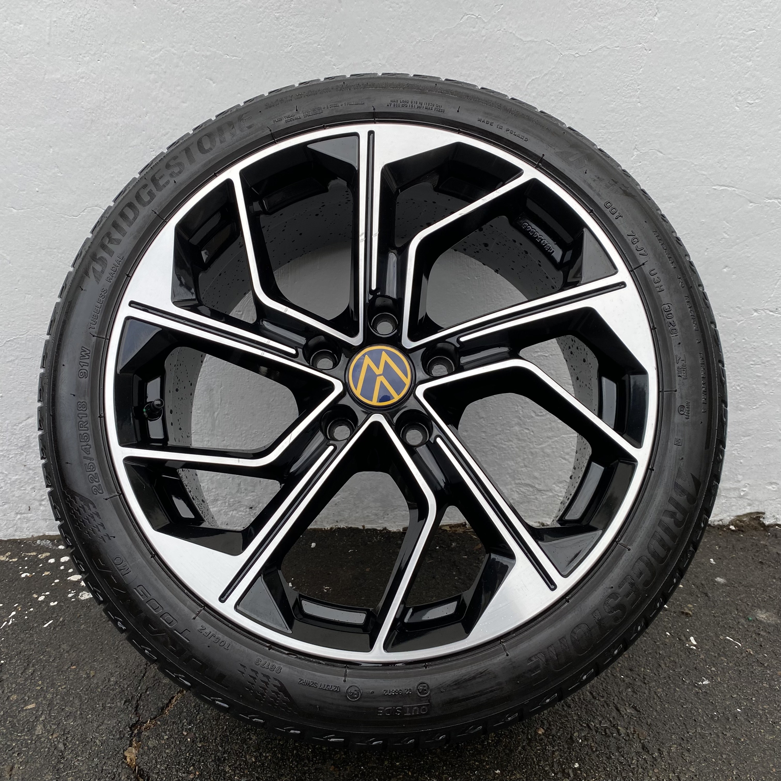 Kompletta Sommarhjul | 18" RVS Black Polish | 5x120 8x18 ET50 65.1 + 225/45 R18 91W MO Bridgestone Turanza T005 | V30-2020 | 6mm | 6mm | 5mm | 5mm - 6