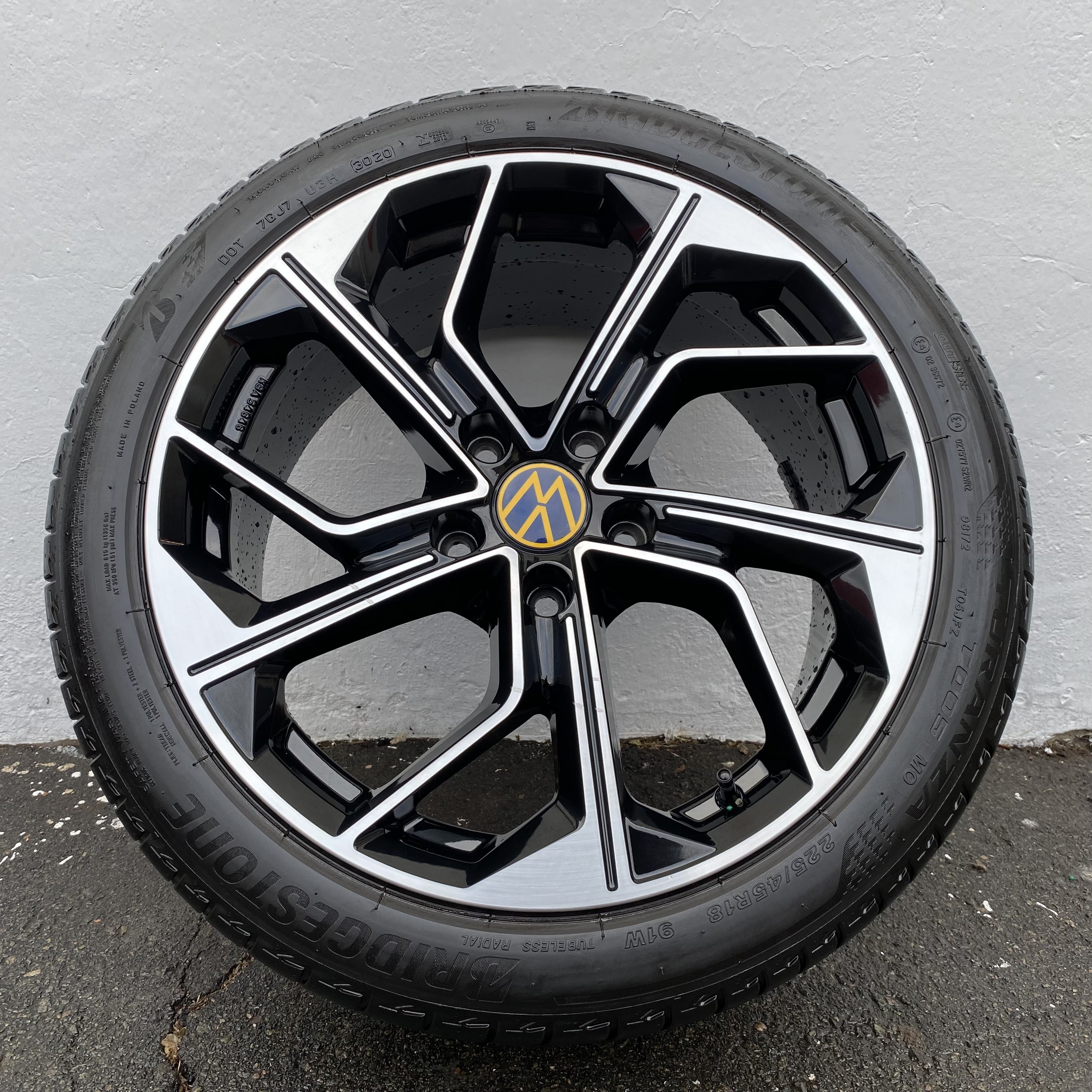 Kompletta Sommarhjul | 18" RVS Black Polish | 5x120 8x18 ET50 65.1 + 225/45 R18 91W MO Bridgestone Turanza T005 | V30-2020 | 6mm | 6mm | 5mm | 5mm - 15
