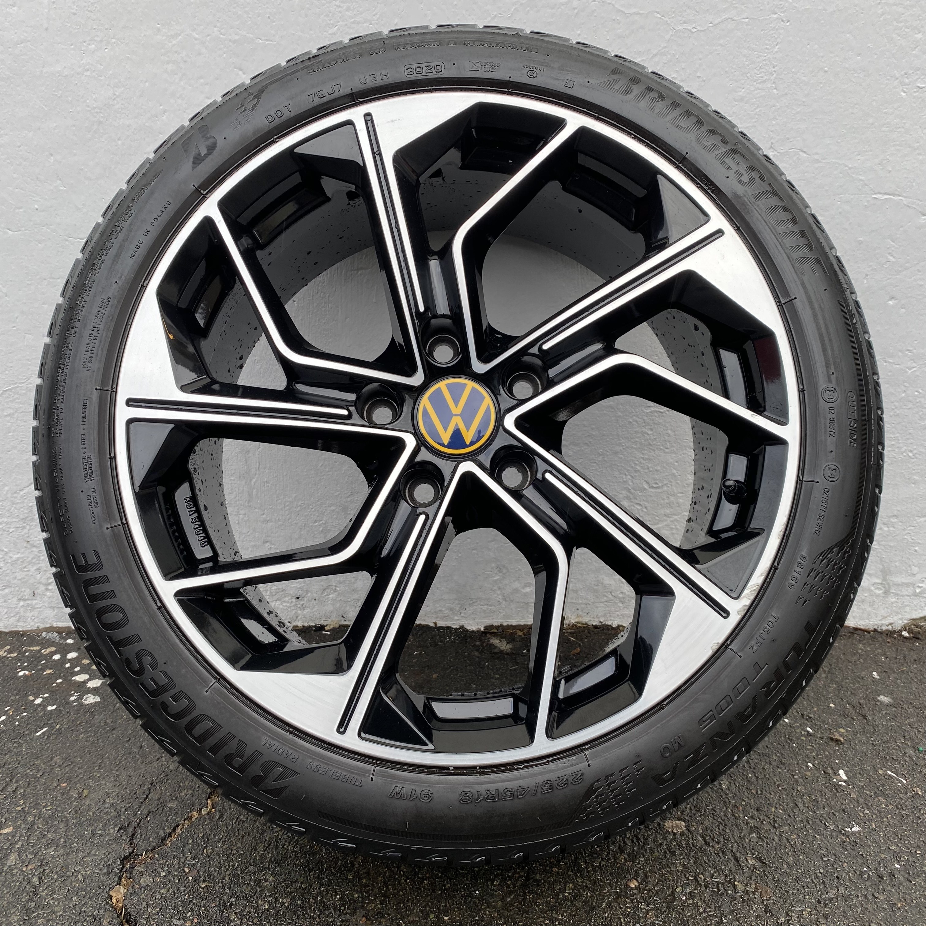 Kompletta Sommarhjul | 18" RVS Black Polish | 5x120 8x18 ET50 65.1 + 225/45 R18 91W MO Bridgestone Turanza T005 | V30-2020 | 6mm | 6mm | 5mm | 5mm - 8