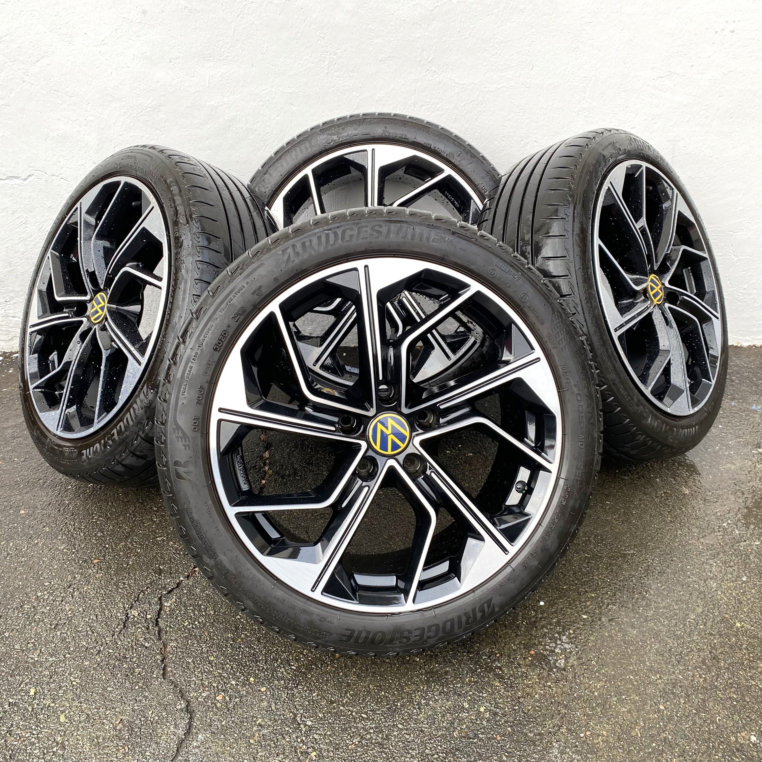 Kompletta Sommarhjul | 18" RVS Black Polish | 5x120 8x18 ET50 65.1 + 225/45 R18 91W MO Bridgestone Turanza T005 | V30-2020 | 6mm | 6mm | 5mm | 5mm - 2