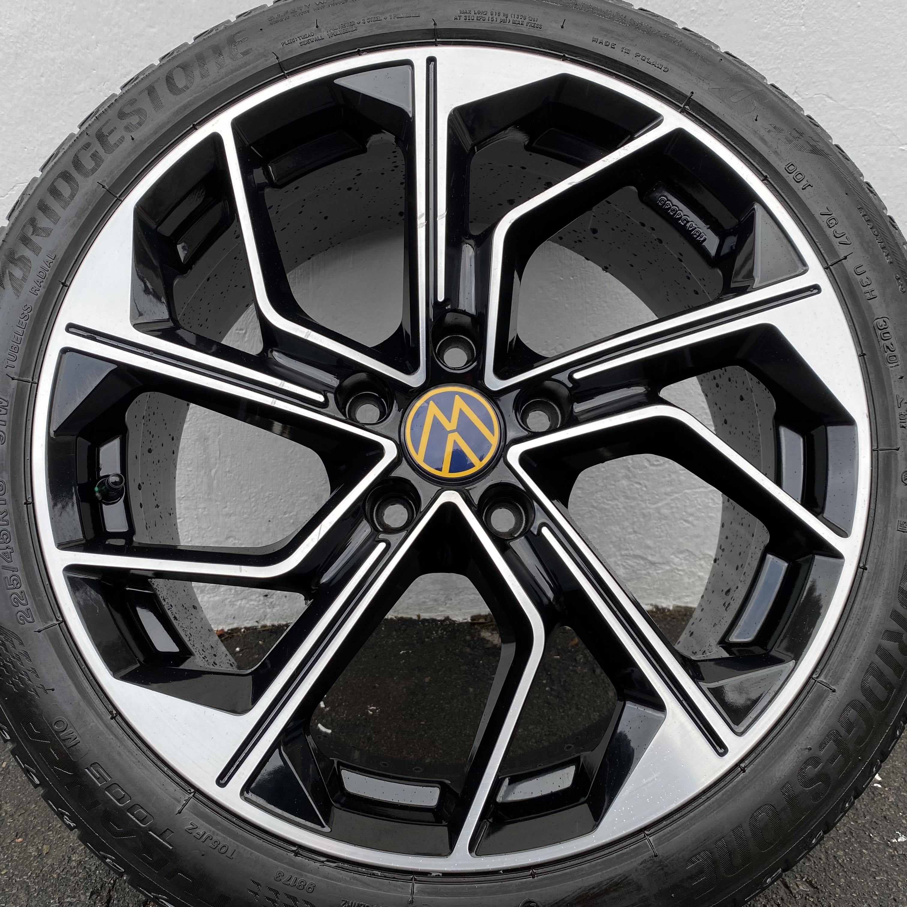 Kompletta Sommarhjul | 18" RVS Black Polish | 5x120 8x18 ET50 65.1 + 225/45 R18 91W MO Bridgestone Turanza T005 | V30-2020 | 6mm | 6mm | 5mm | 5mm - 7