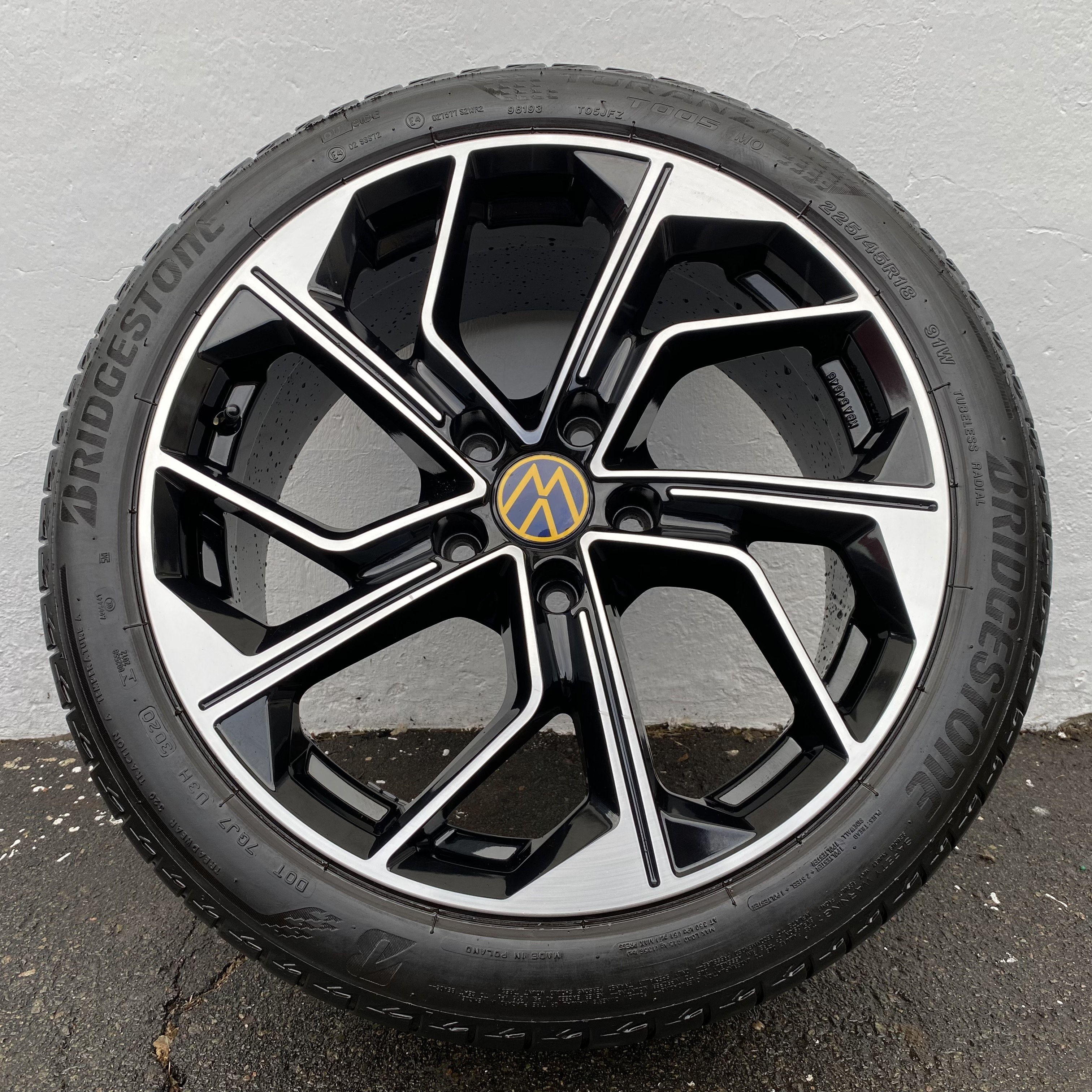 Kompletta Sommarhjul | 18" RVS Black Polish | 5x120 8x18 ET50 65.1 + 225/45 R18 91W MO Bridgestone Turanza T005 | V30-2020 | 6mm | 6mm | 5mm | 5mm - 12