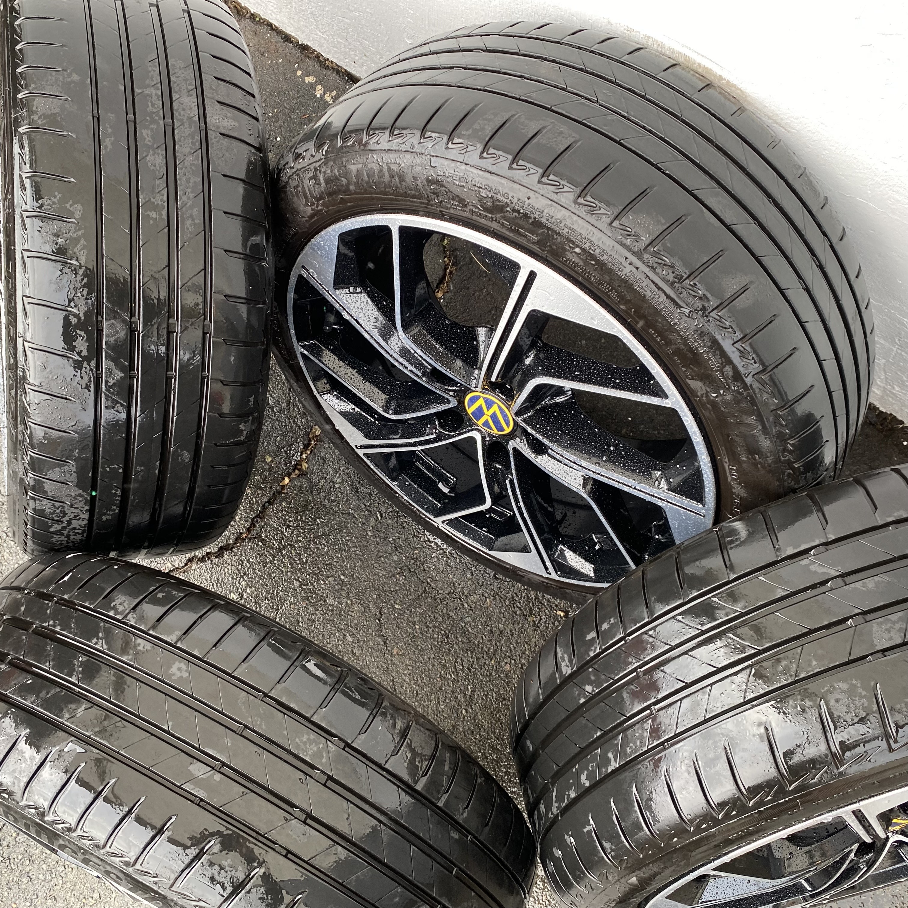 Kompletta Sommarhjul | 18" RVS Black Polish | 5x120 8x18 ET50 65.1 + 225/45 R18 91W MO Bridgestone Turanza T005 | V30-2020 | 6mm | 6mm | 5mm | 5mm - 5