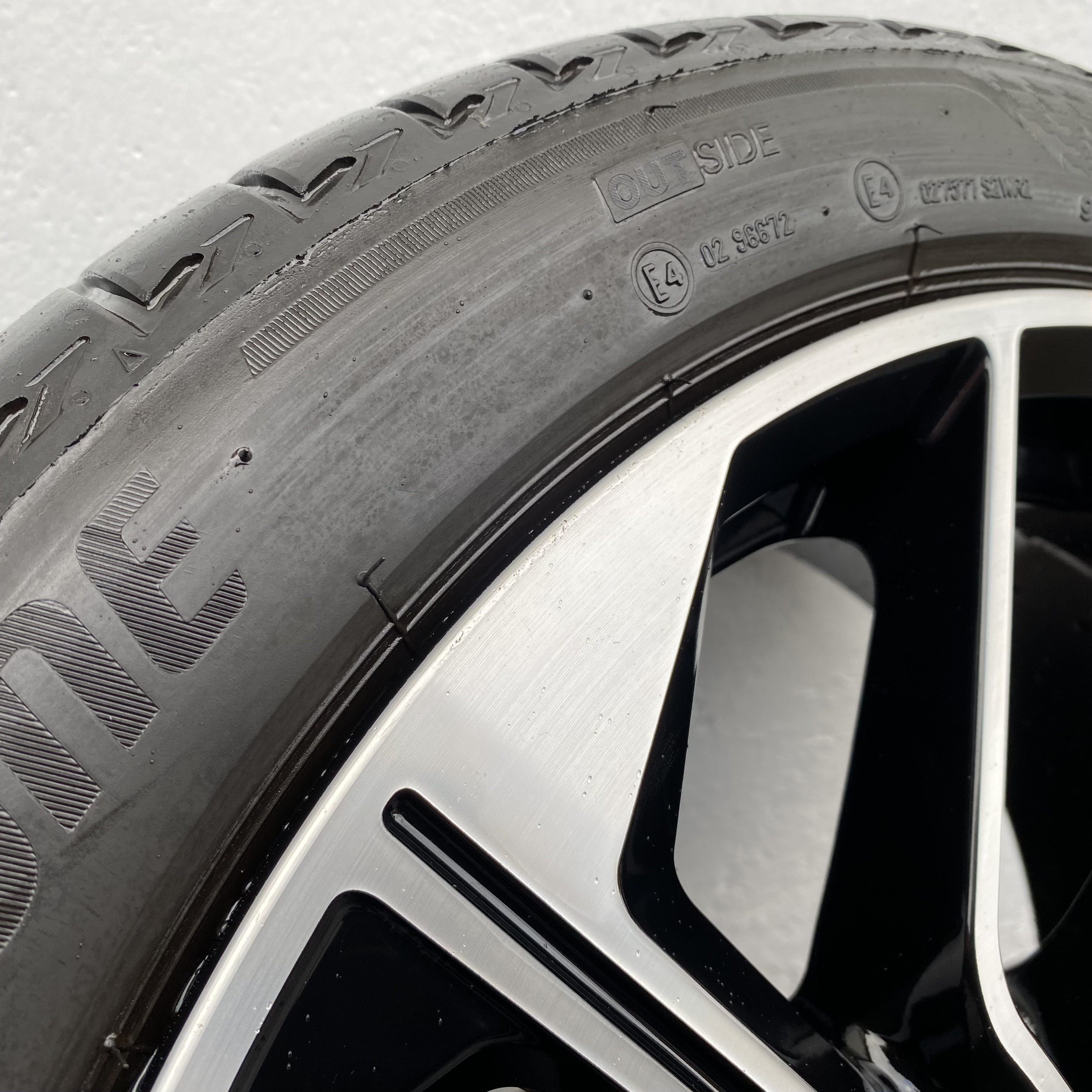 Kompletta Sommarhjul | 18" RVS Black Polish | 5x120 8x18 ET50 65.1 + 225/45 R18 91W MO Bridgestone Turanza T005 | V30-2020 | 6mm | 6mm | 5mm | 5mm - 14