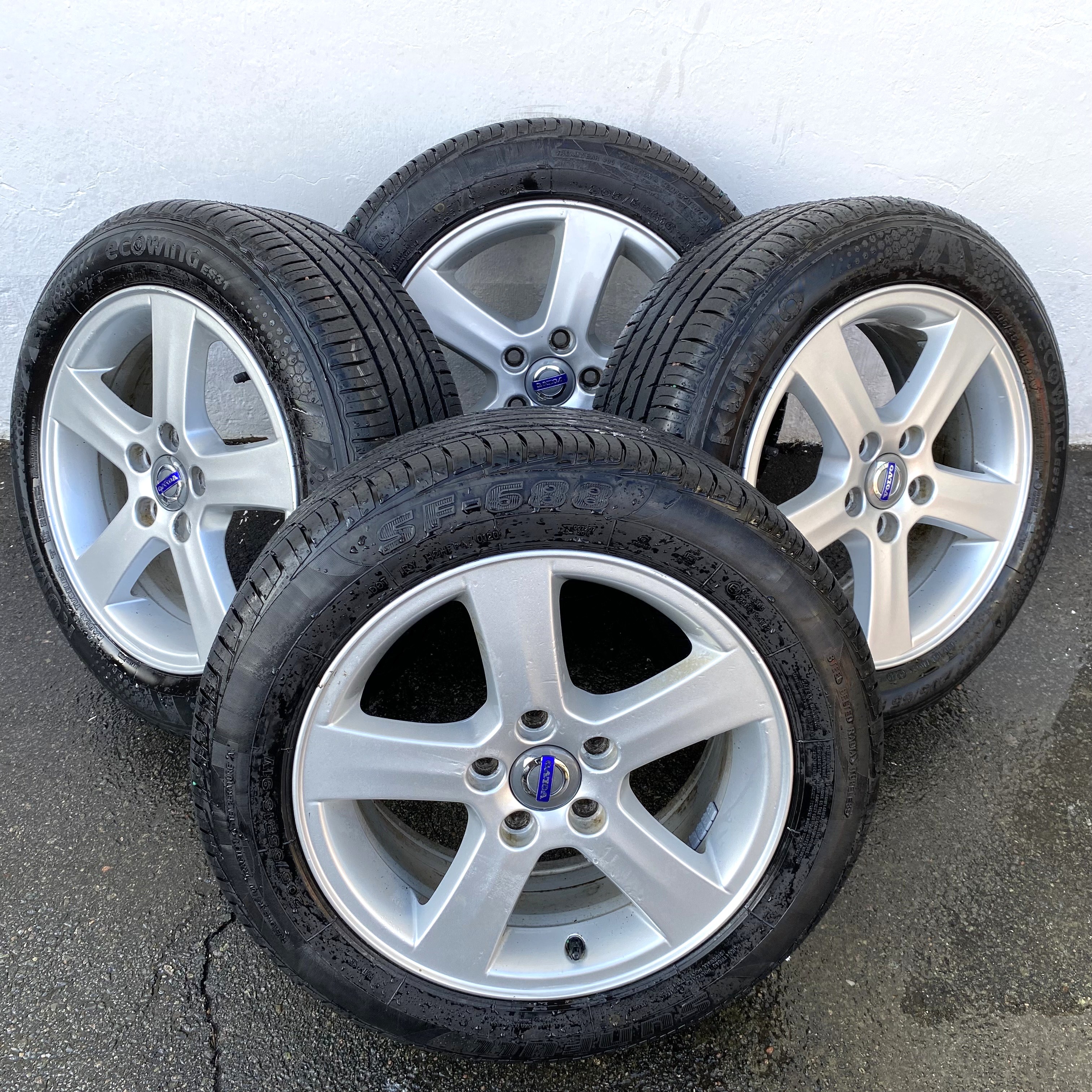 Kompletta Sommarhjul | 16" VOLVO 30672911 | 5x108 7x16 ET49 63.4 + 2 st 205/55 R16 94V Kumho EcoWing ES31 | V44-2020 | 6.5mm | 6.8m + 2 st 205/55 R16 91V Sunfull SF688m | V01-2020 | 6mm | 6mm  - 2