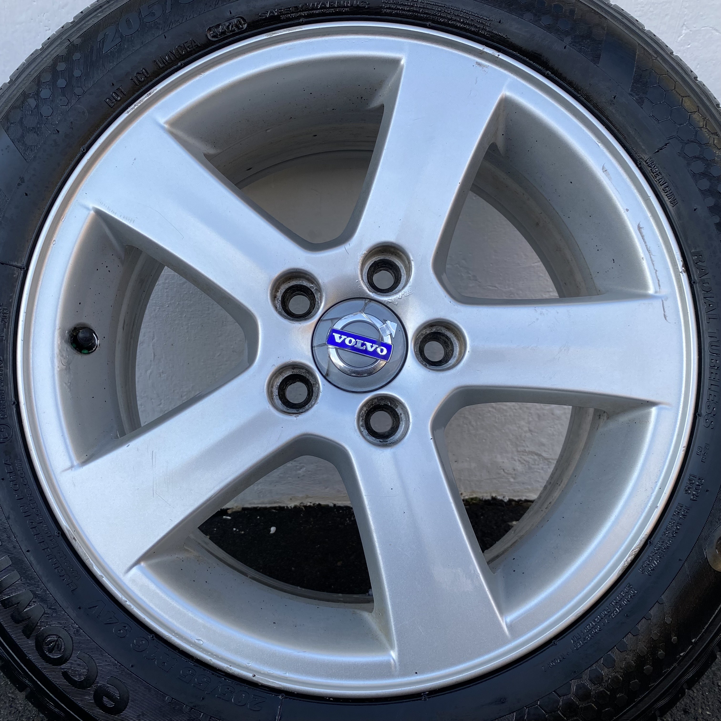 Kompletta Sommarhjul | 16" VOLVO 30672911 | 5x108 7x16 ET49 63.4 + 2 st 205/55 R16 94V Kumho EcoWing ES31 | V44-2020 | 6.5mm | 6.8m + 2 st 205/55 R16 91V Sunfull SF688m | V01-2020 | 6mm | 6mm  - 12