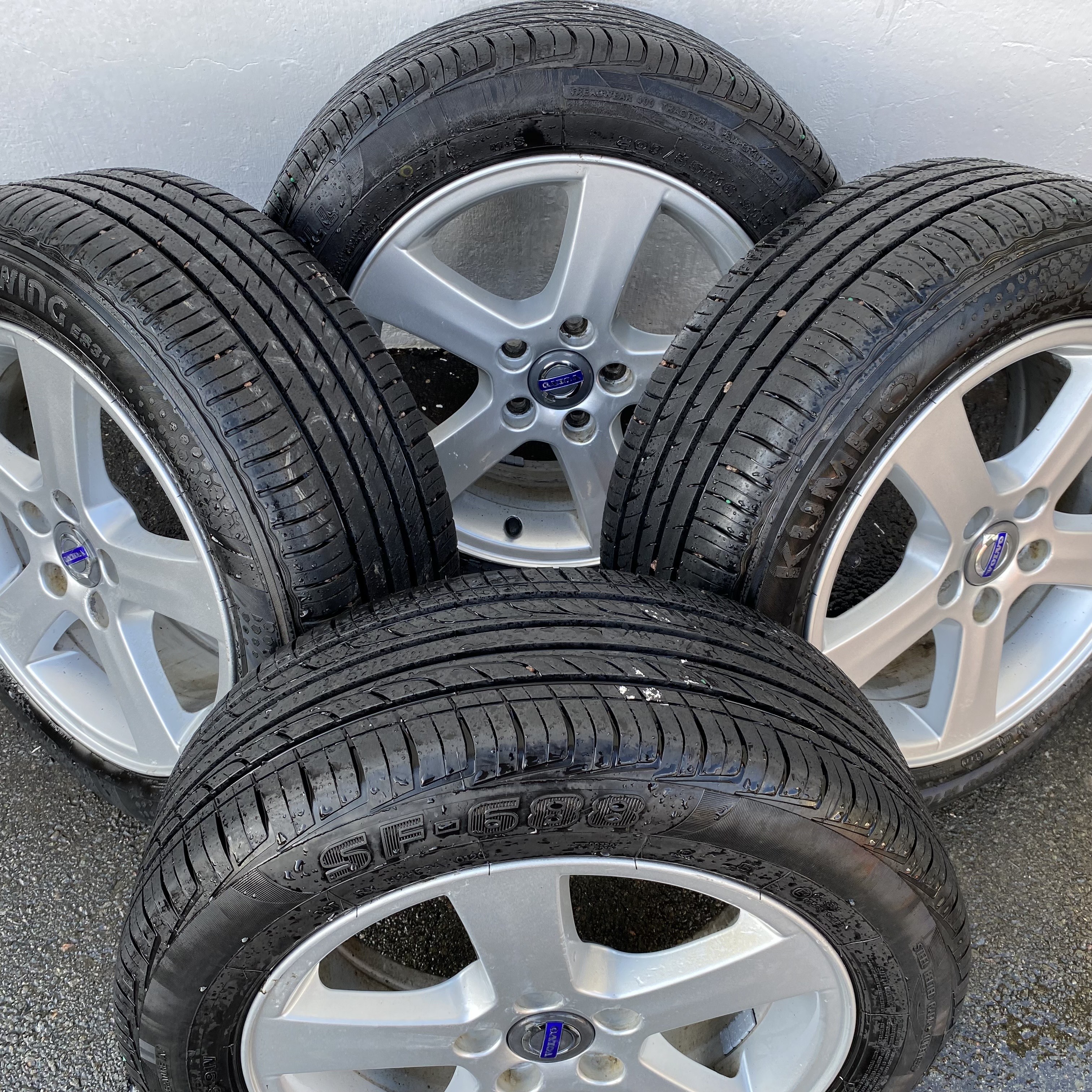 Kompletta Sommarhjul | 16" VOLVO 30672911 | 5x108 7x16 ET49 63.4 + 2 st 205/55 R16 94V Kumho EcoWing ES31 | V44-2020 | 6.5mm | 6.8m + 2 st 205/55 R16 91V Sunfull SF688m | V01-2020 | 6mm | 6mm  - 3