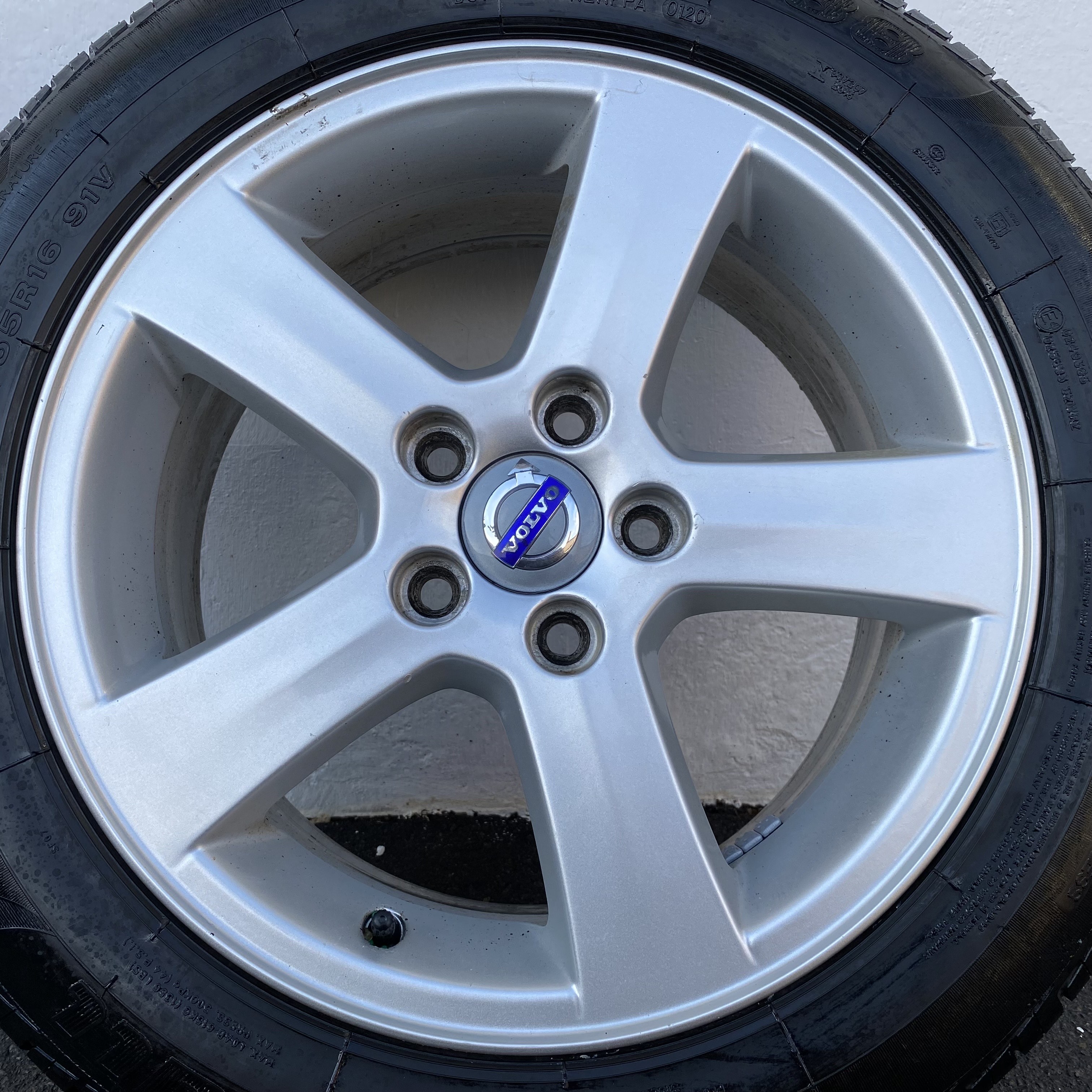 Kompletta Sommarhjul | 16" VOLVO 30672911 | 5x108 7x16 ET49 63.4 + 2 st 205/55 R16 94V Kumho EcoWing ES31 | V44-2020 | 6.5mm | 6.8m + 2 st 205/55 R16 91V Sunfull SF688m | V01-2020 | 6mm | 6mm  - 10