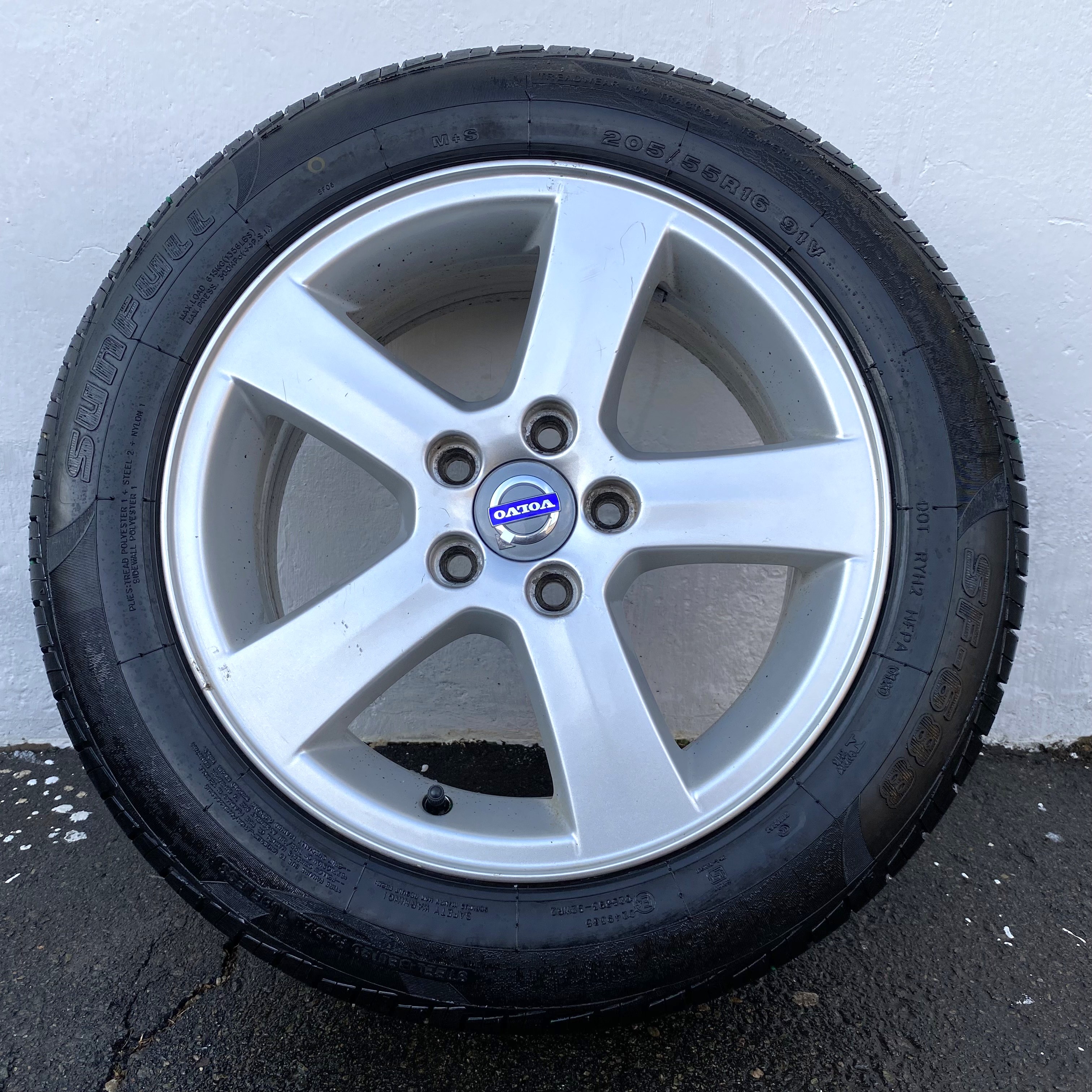 Kompletta Sommarhjul | 16" VOLVO 30672911 | 5x108 7x16 ET49 63.4 + 2 st 205/55 R16 94V Kumho EcoWing ES31 | V44-2020 | 6.5mm | 6.8m + 2 st 205/55 R16 91V Sunfull SF688m | V01-2020 | 6mm | 6mm  - 6