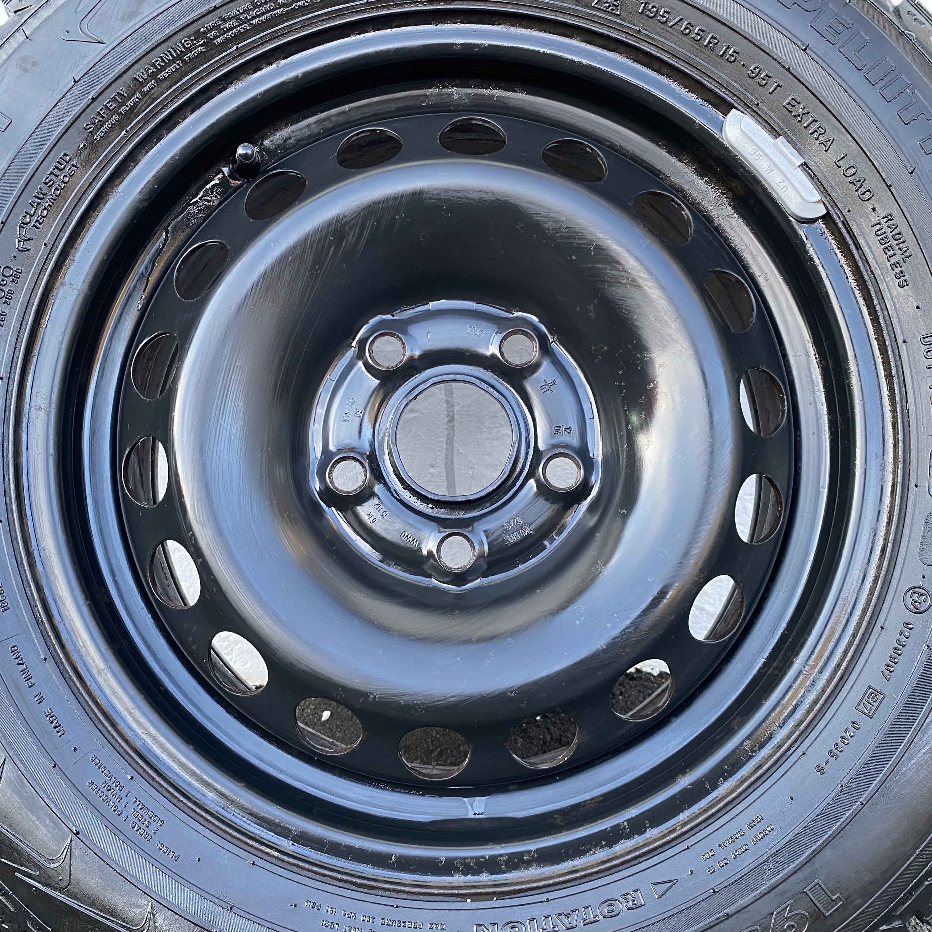 Kompletta Vinterhjul DUBB | 15" VW PLÅT 1KO601027C | 5x112 6x15 ET47 57.1 +  195/65 R15 95T Nokian Hakkapeliitta 5 | V46-2012 | 7.5mm | 7.5mm | 7.5mm | 7.5mm - 11