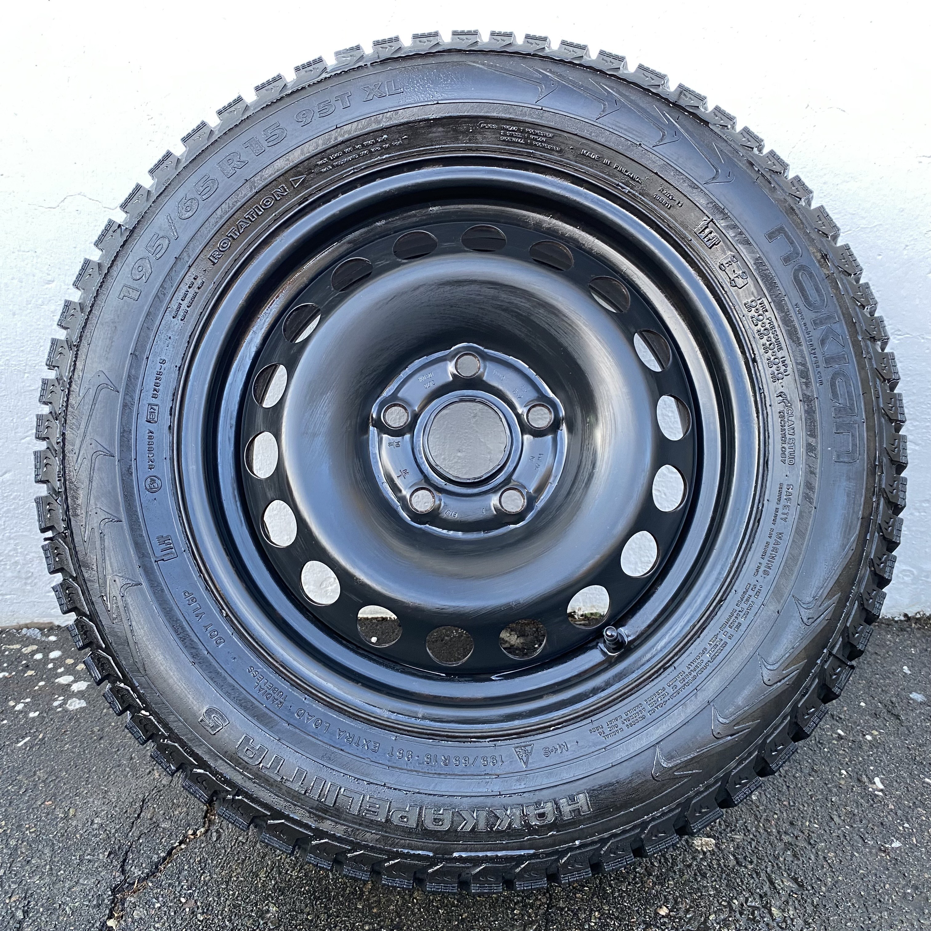 Kompletta Vinterhjul DUBB | 15" VW PLÅT 1KO601027C | 5x112 6x15 ET47 57.1 +  195/65 R15 95T Nokian Hakkapeliitta 5 | V46-2012 | 7.5mm | 7.5mm | 7.5mm | 7.5mm - 8