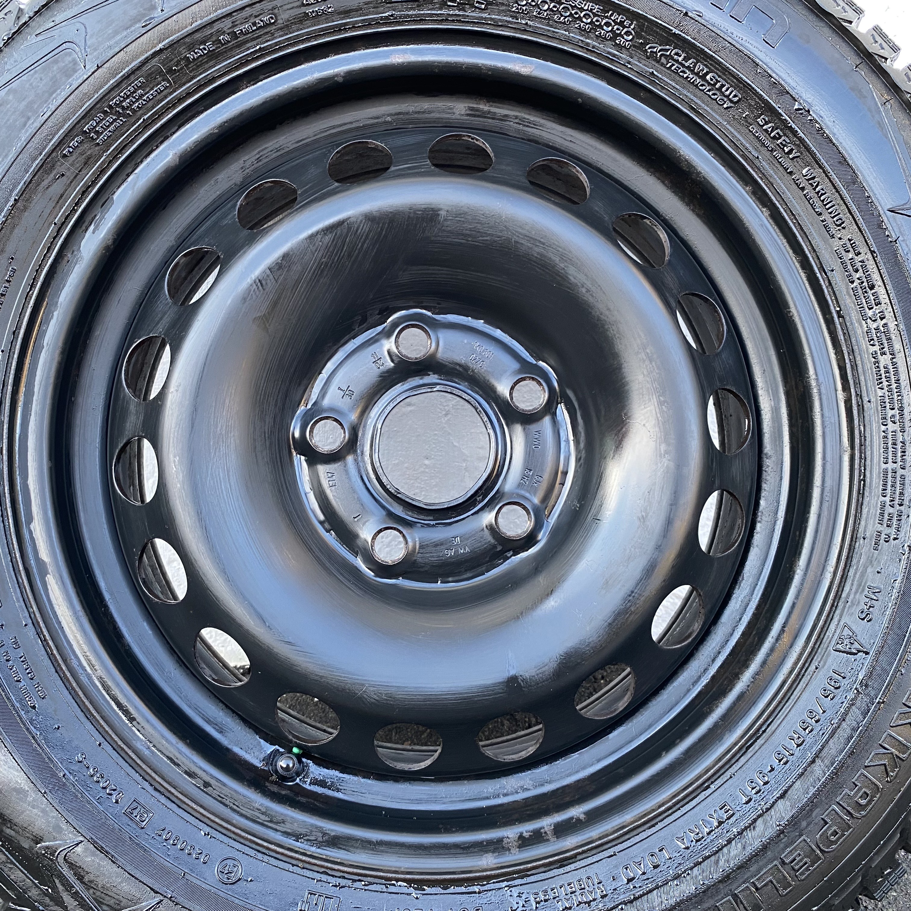 Kompletta Vinterhjul DUBB | 15" VW PLÅT 1KO601027C | 5x112 6x15 ET47 57.1 +  195/65 R15 95T Nokian Hakkapeliitta 5 | V46-2012 | 7.5mm | 7.5mm | 7.5mm | 7.5mm - 7
