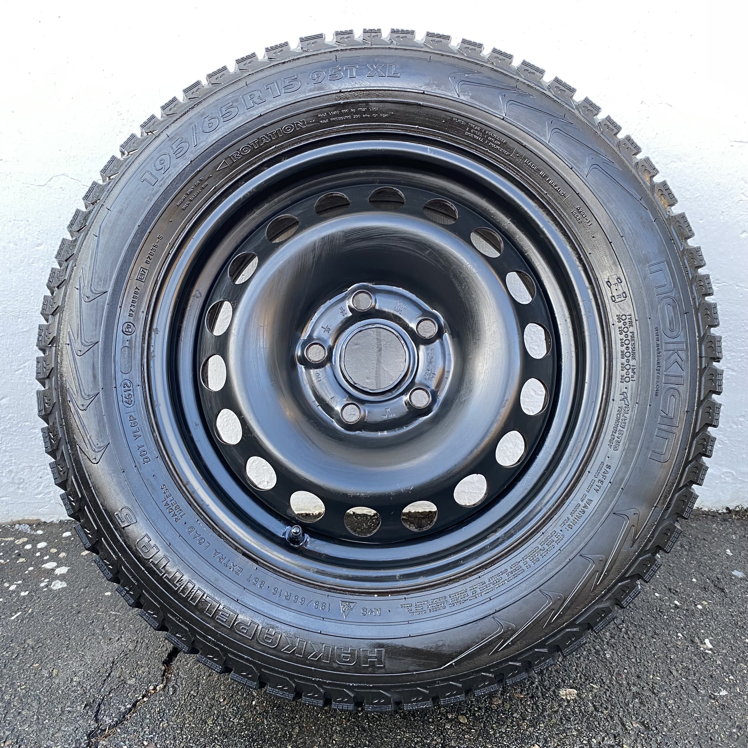 Kompletta Vinterhjul DUBB | 15" VW PLÅT 1KO601027C | 5x112 6x15 ET47 57.1 +  195/65 R15 95T Nokian Hakkapeliitta 5 | V46-2012 | 7.5mm | 7.5mm | 7.5mm | 7.5mm - 12