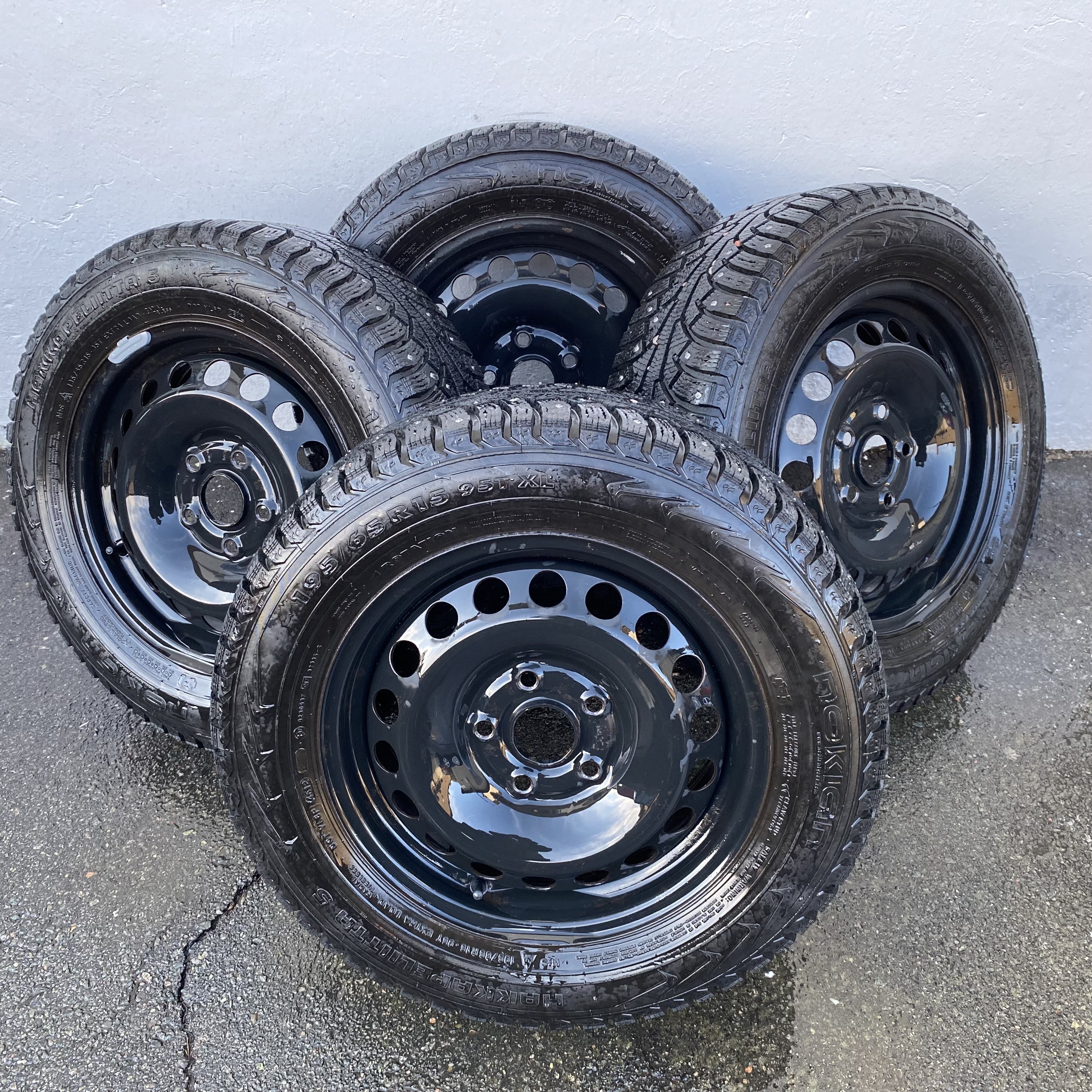 Kompletta Vinterhjul DUBB | 15" VW PLÅT 1KO601027C | 5x112 6x15 ET47 57.1 +  195/65 R15 95T Nokian Hakkapeliitta 5 | V46-2012 | 7.5mm | 7.5mm | 7.5mm | 7.5mm - 2