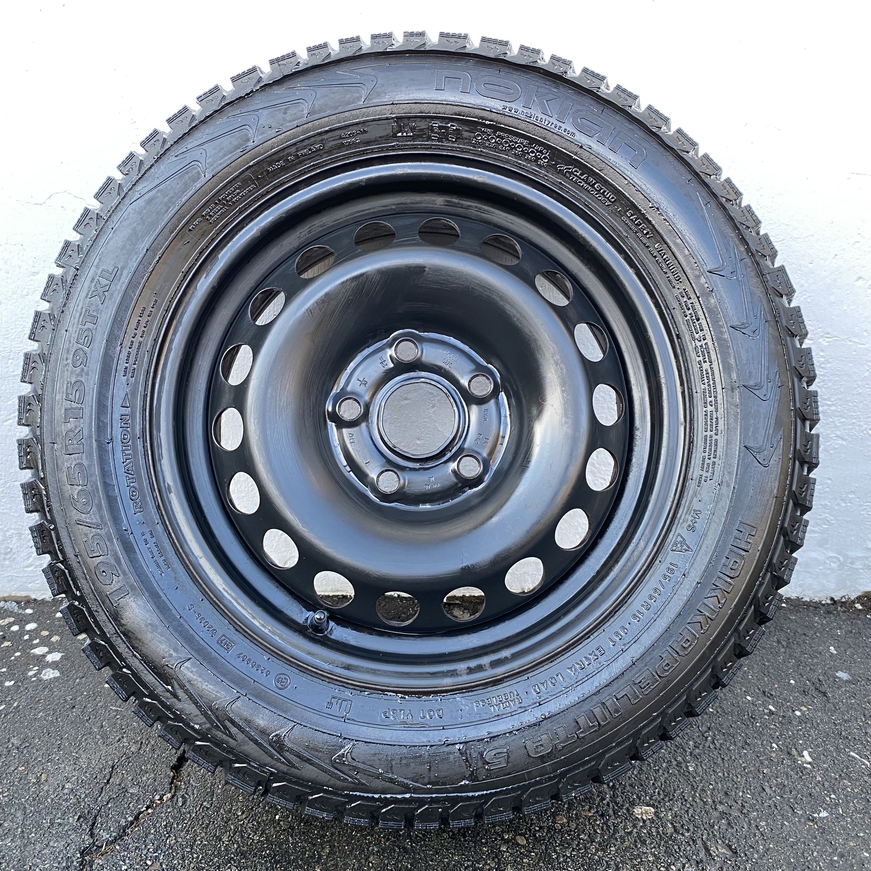 Kompletta Vinterhjul DUBB | 15" VW PLÅT 1KO601027C | 5x112 6x15 ET47 57.1 +  195/65 R15 95T Nokian Hakkapeliitta 5 | V46-2012 | 7.5mm | 7.5mm | 7.5mm | 7.5mm - 6