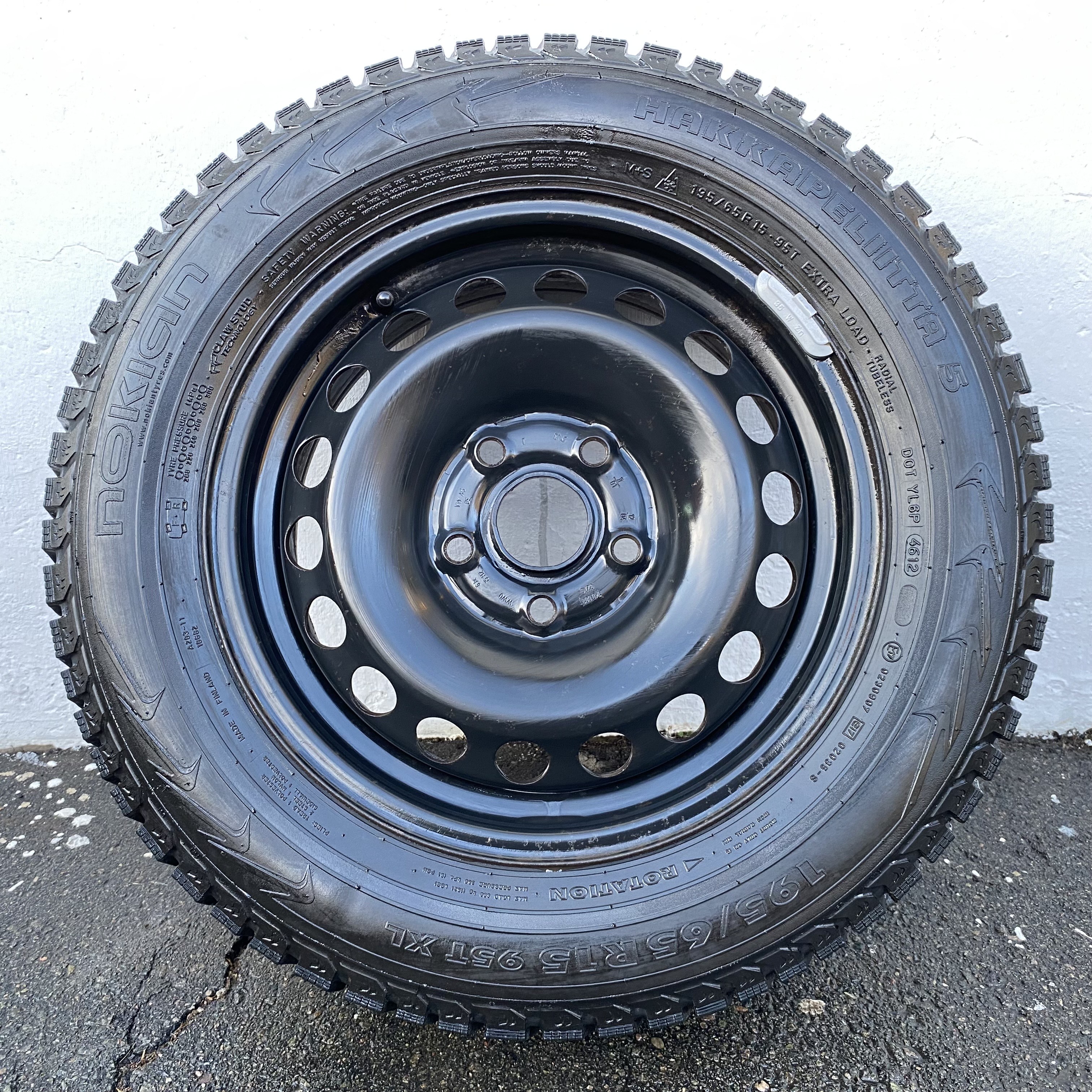 Kompletta Vinterhjul DUBB | 15" VW PLÅT 1KO601027C | 5x112 6x15 ET47 57.1 +  195/65 R15 95T Nokian Hakkapeliitta 5 | V46-2012 | 7.5mm | 7.5mm | 7.5mm | 7.5mm - 10