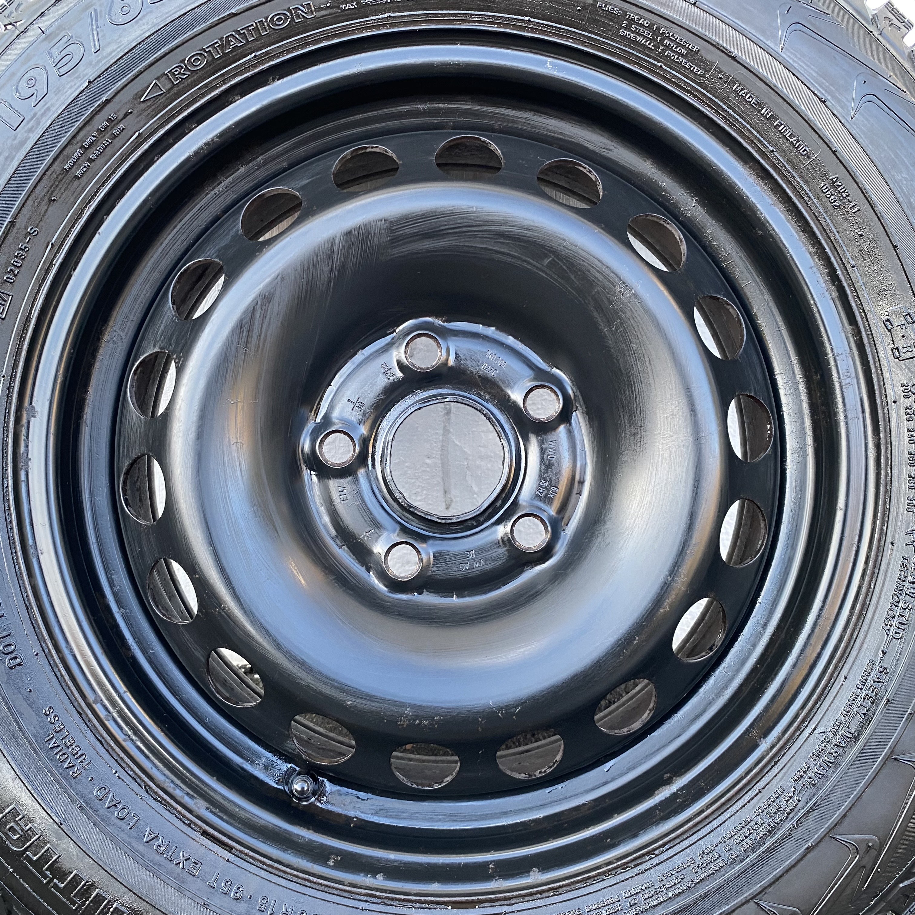 Kompletta Vinterhjul DUBB | 15" VW PLÅT 1KO601027C | 5x112 6x15 ET47 57.1 +  195/65 R15 95T Nokian Hakkapeliitta 5 | V46-2012 | 7.5mm | 7.5mm | 7.5mm | 7.5mm - 13