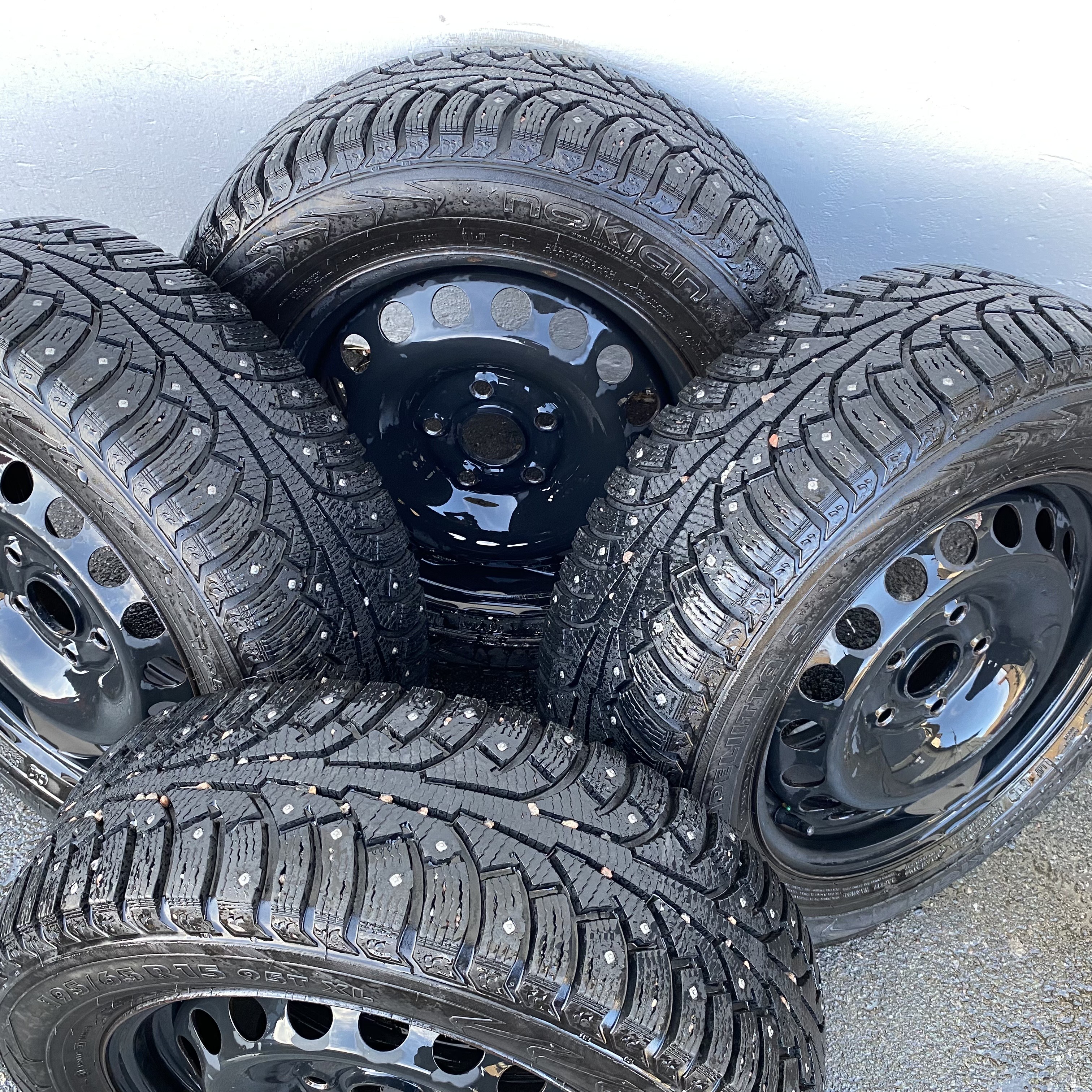 Kompletta Vinterhjul DUBB | 15" VW PLÅT 1KO601027C | 5x112 6x15 ET47 57.1 +  195/65 R15 95T Nokian Hakkapeliitta 5 | V46-2012 | 7.5mm | 7.5mm | 7.5mm | 7.5mm - 3