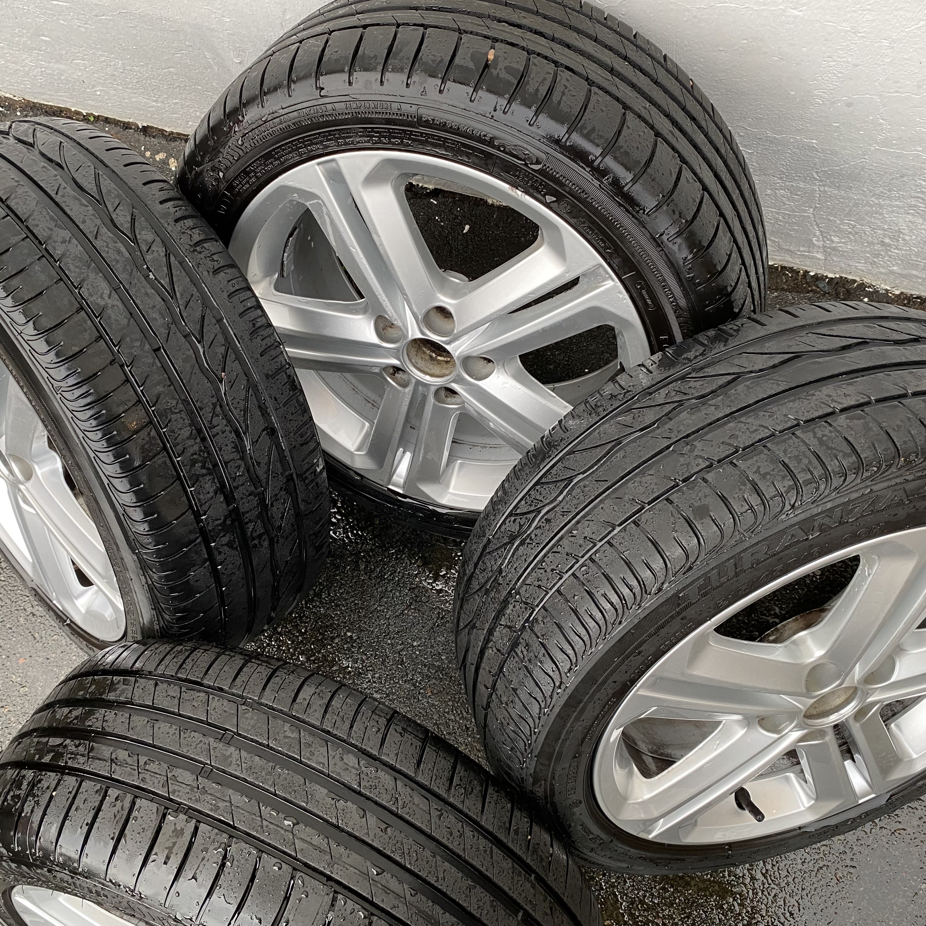 Kompletta Sommarhjul | 16" Volkswagen Polo V 6R 6R0601025T | 5x100 7x16 ET46 57.1 + 2 st 215/45 R16 90V AO Goodyear Efficient Grip Performance | V49-2021 | 7.3mm | 7.3m + 2 st 215/45 R16 86H Bridgestone Turanza ER300 | V41-2013 | 4.5mm | 4.5mm - 4