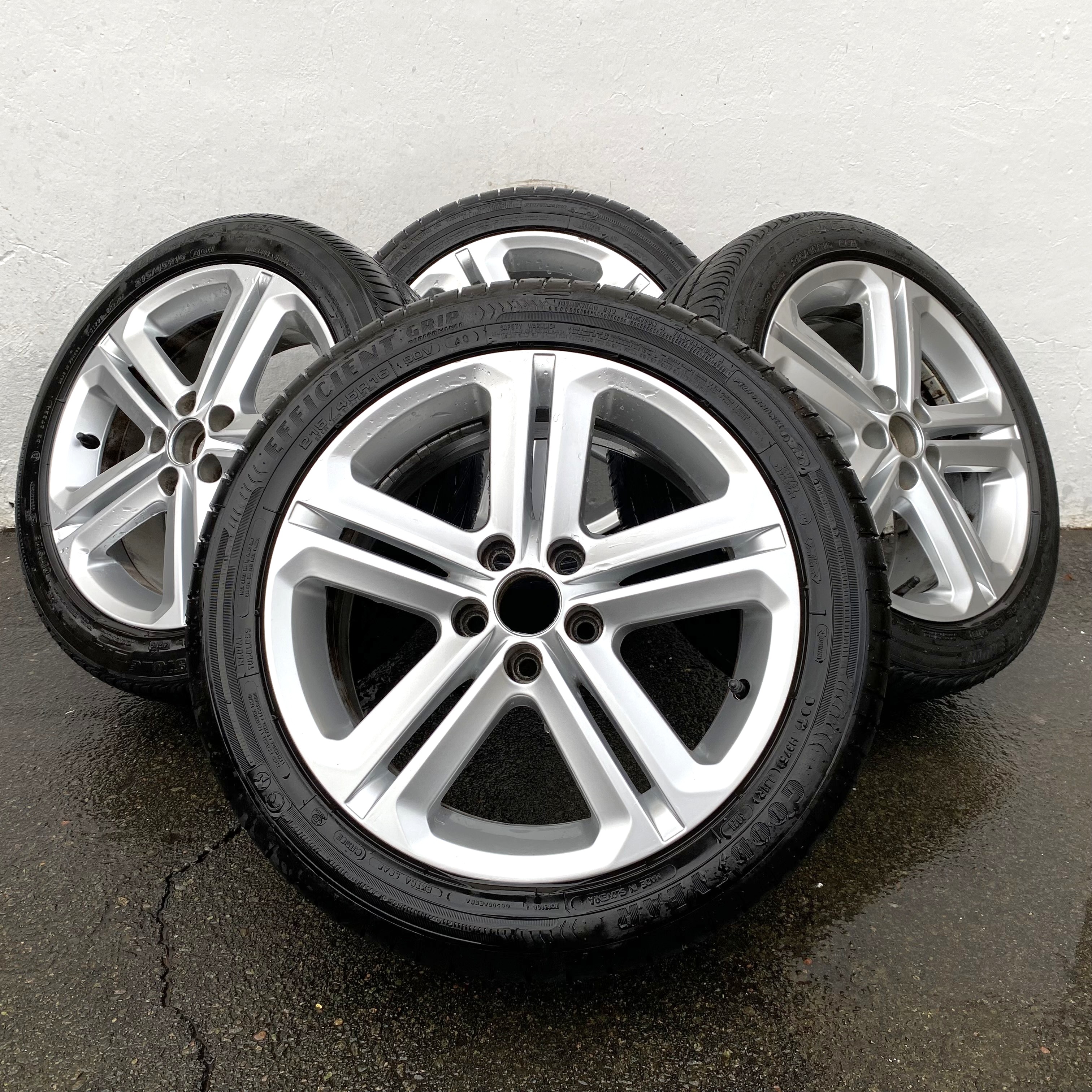 Kompletta Sommarhjul | 16" Volkswagen Polo V 6R 6R0601025T | 5x100 7x16 ET46 57.1 + 2 st 215/45 R16 90V AO Goodyear Efficient Grip Performance | V49-2021 | 7.3mm | 7.3m + 2 st 215/45 R16 86H Bridgestone Turanza ER300 | V41-2013 | 4.5mm | 4.5mm