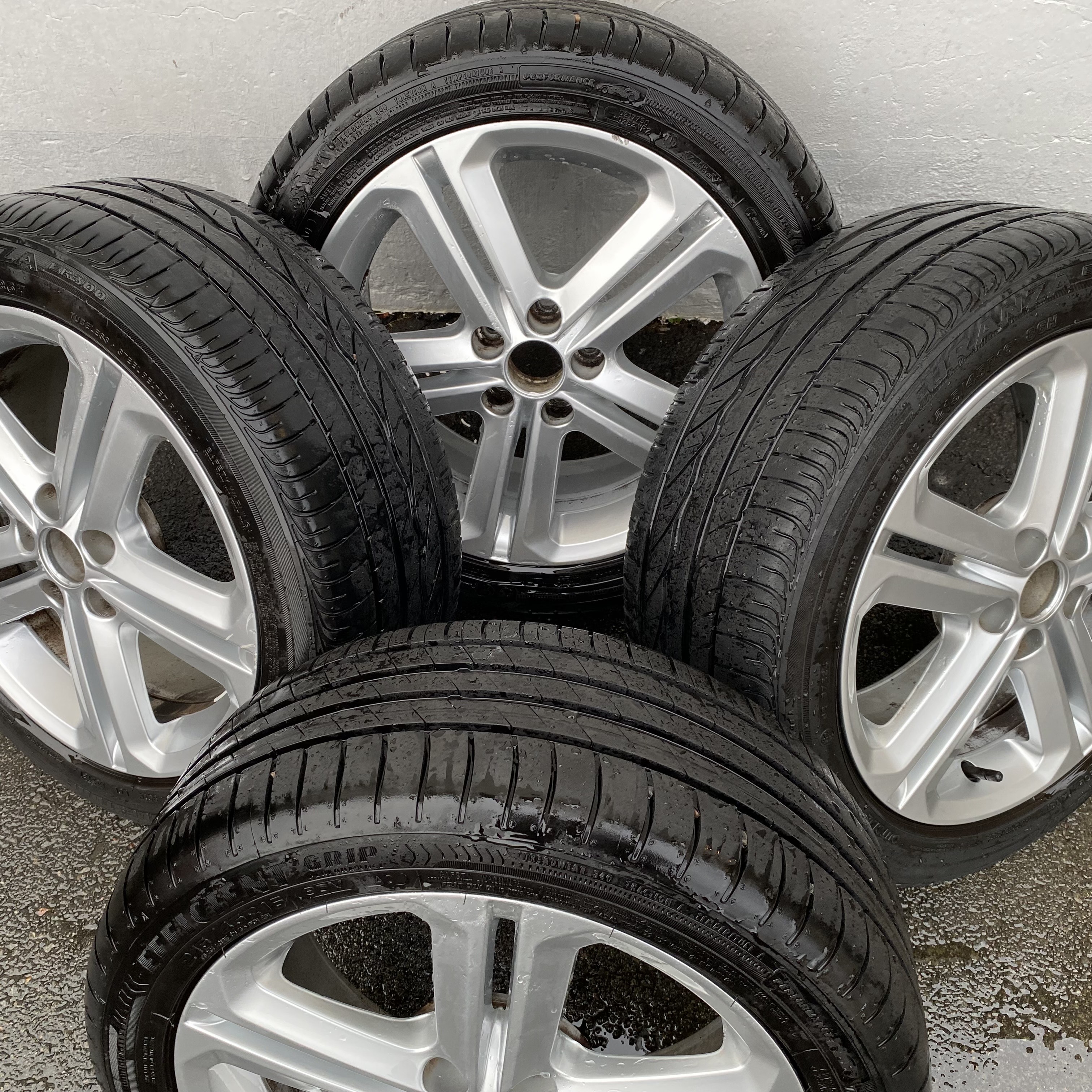 Kompletta Sommarhjul | 16" Volkswagen Polo V 6R 6R0601025T | 5x100 7x16 ET46 57.1 + 2 st 215/45 R16 90V AO Goodyear Efficient Grip Performance | V49-2021 | 7.3mm | 7.3m + 2 st 215/45 R16 86H Bridgestone Turanza ER300 | V41-2013 | 4.5mm | 4.5mm - 3