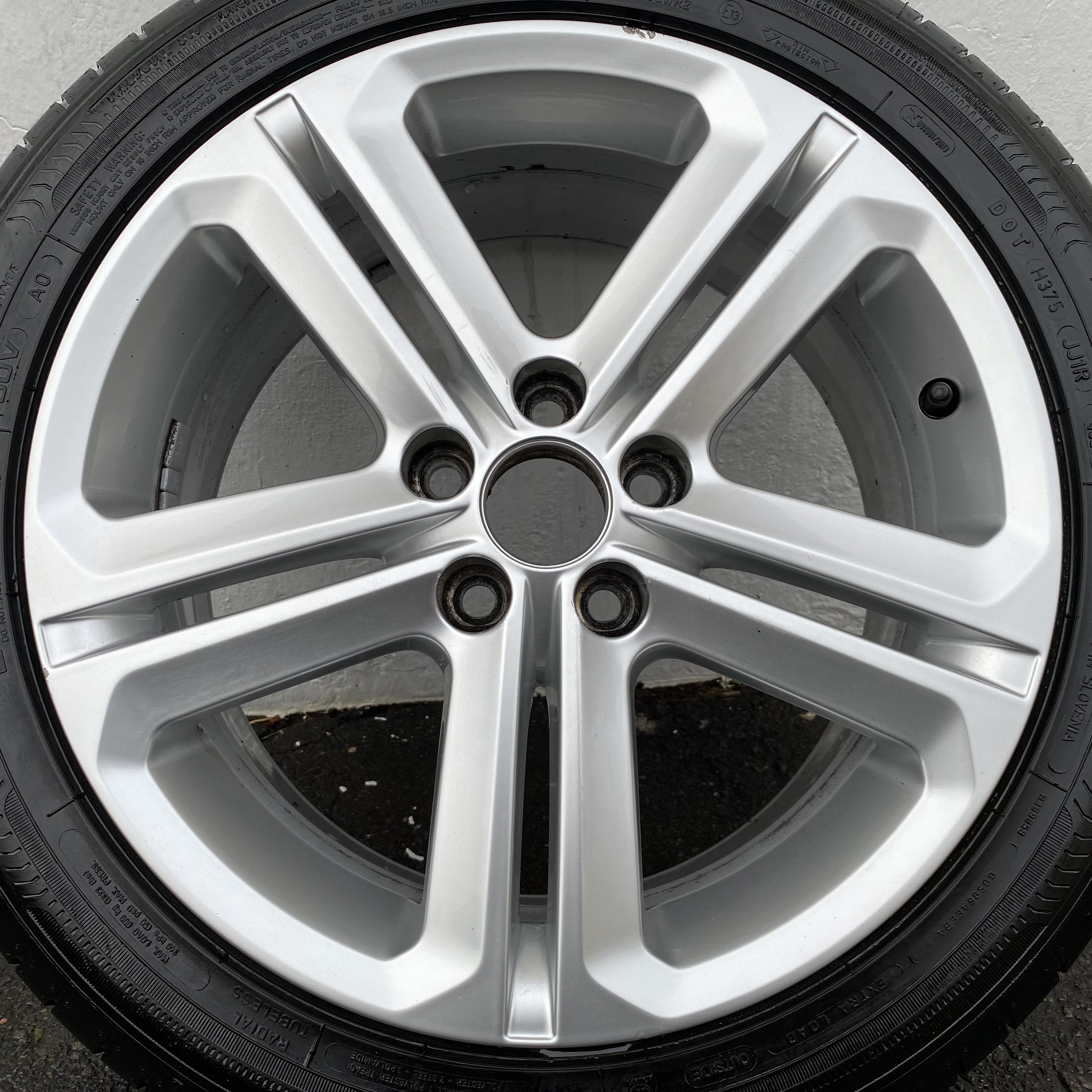 Kompletta Sommarhjul | 16" Volkswagen Polo V 6R 6R0601025T | 5x100 7x16 ET46 57.1 + 2 st 215/45 R16 90V AO Goodyear Efficient Grip Performance | V49-2021 | 7.3mm | 7.3m + 2 st 215/45 R16 86H Bridgestone Turanza ER300 | V41-2013 | 4.5mm | 4.5mm - 7