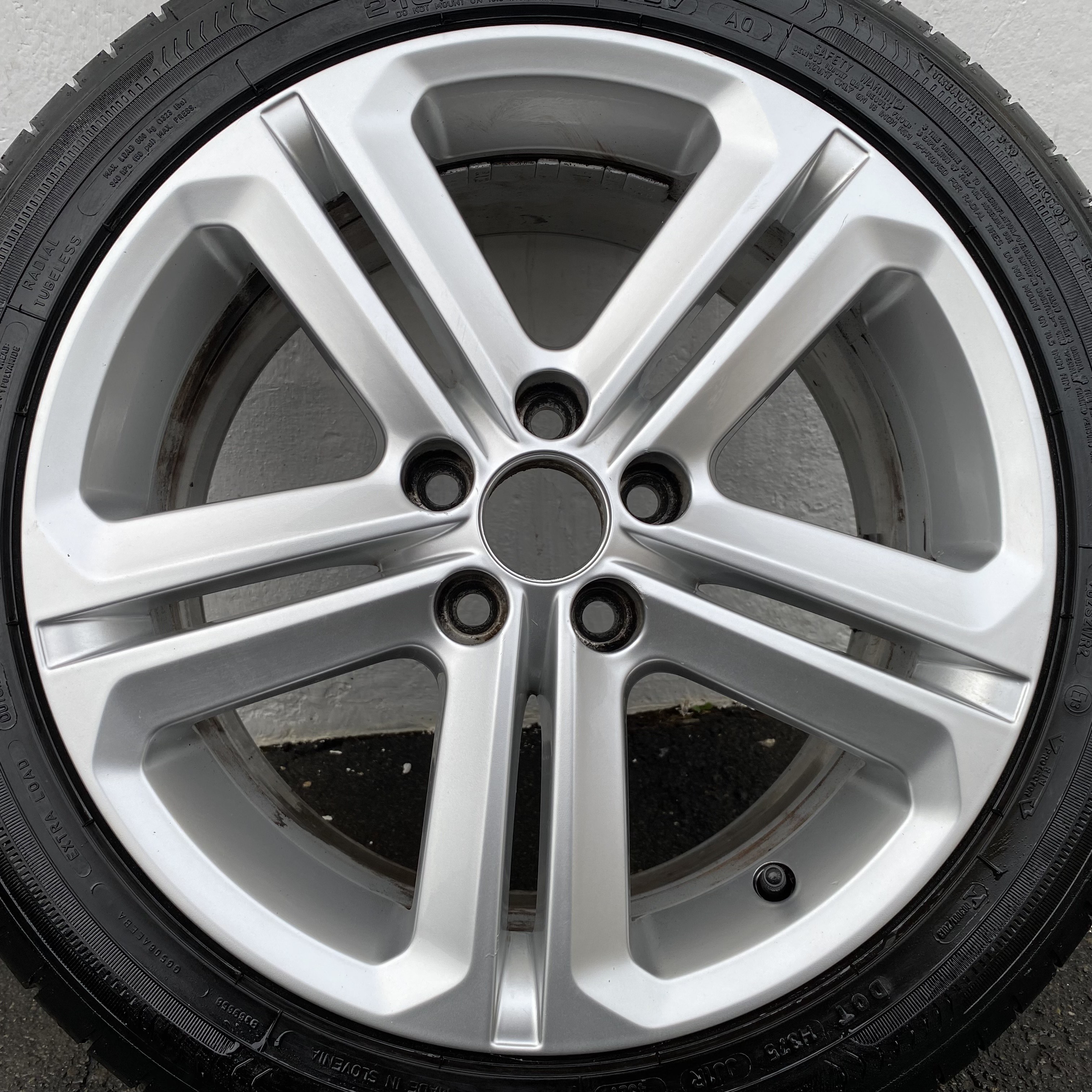 Kompletta Sommarhjul | 16" Volkswagen Polo V 6R 6R0601025T | 5x100 7x16 ET46 57.1 + 2 st 215/45 R16 90V AO Goodyear Efficient Grip Performance | V49-2021 | 7.3mm | 7.3m + 2 st 215/45 R16 86H Bridgestone Turanza ER300 | V41-2013 | 4.5mm | 4.5mm - 11