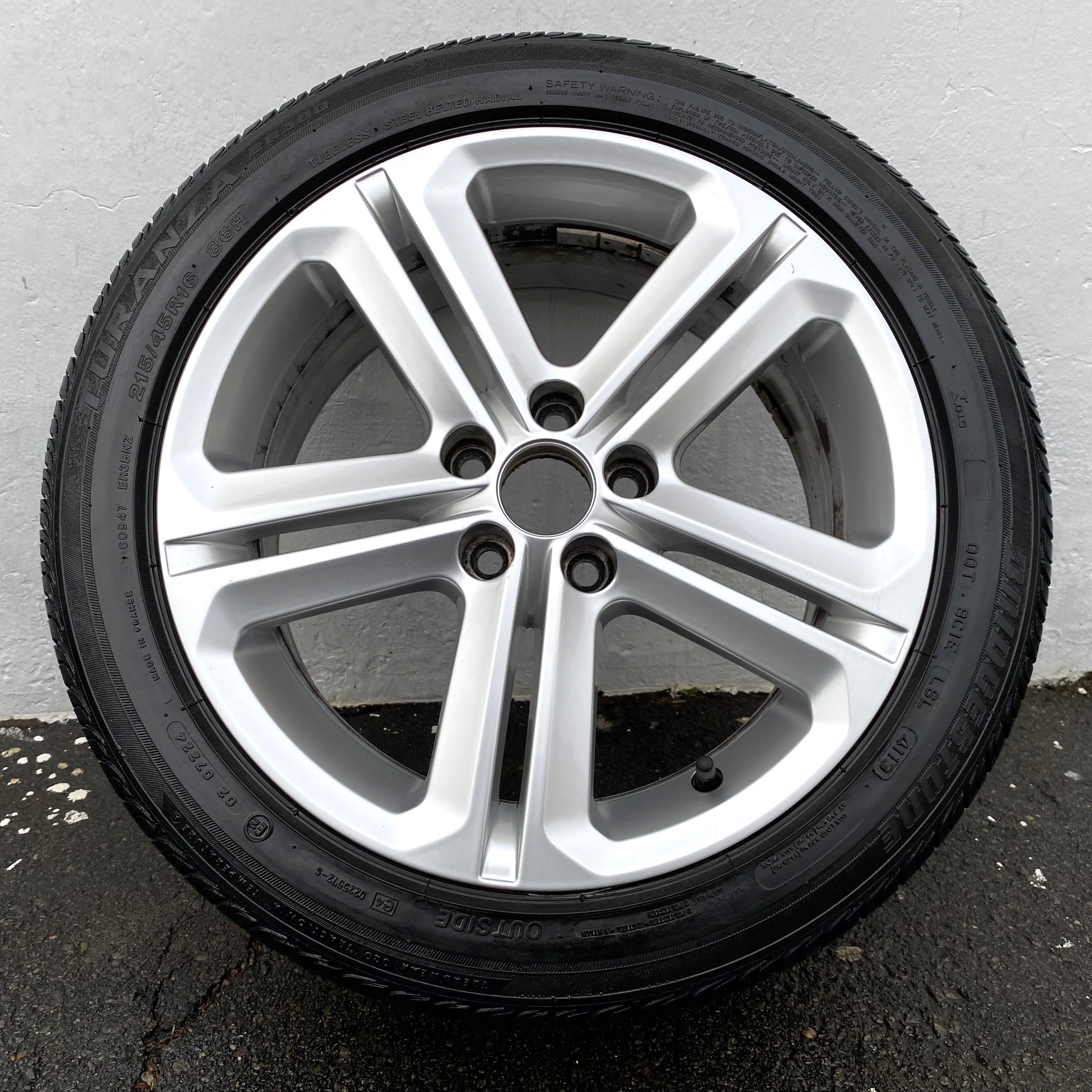 Kompletta Sommarhjul | 16" Volkswagen Polo V 6R 6R0601025T | 5x100 7x16 ET46 57.1 + 2 st 215/45 R16 90V AO Goodyear Efficient Grip Performance | V49-2021 | 7.3mm | 7.3m + 2 st 215/45 R16 86H Bridgestone Turanza ER300 | V41-2013 | 4.5mm | 4.5mm - 14