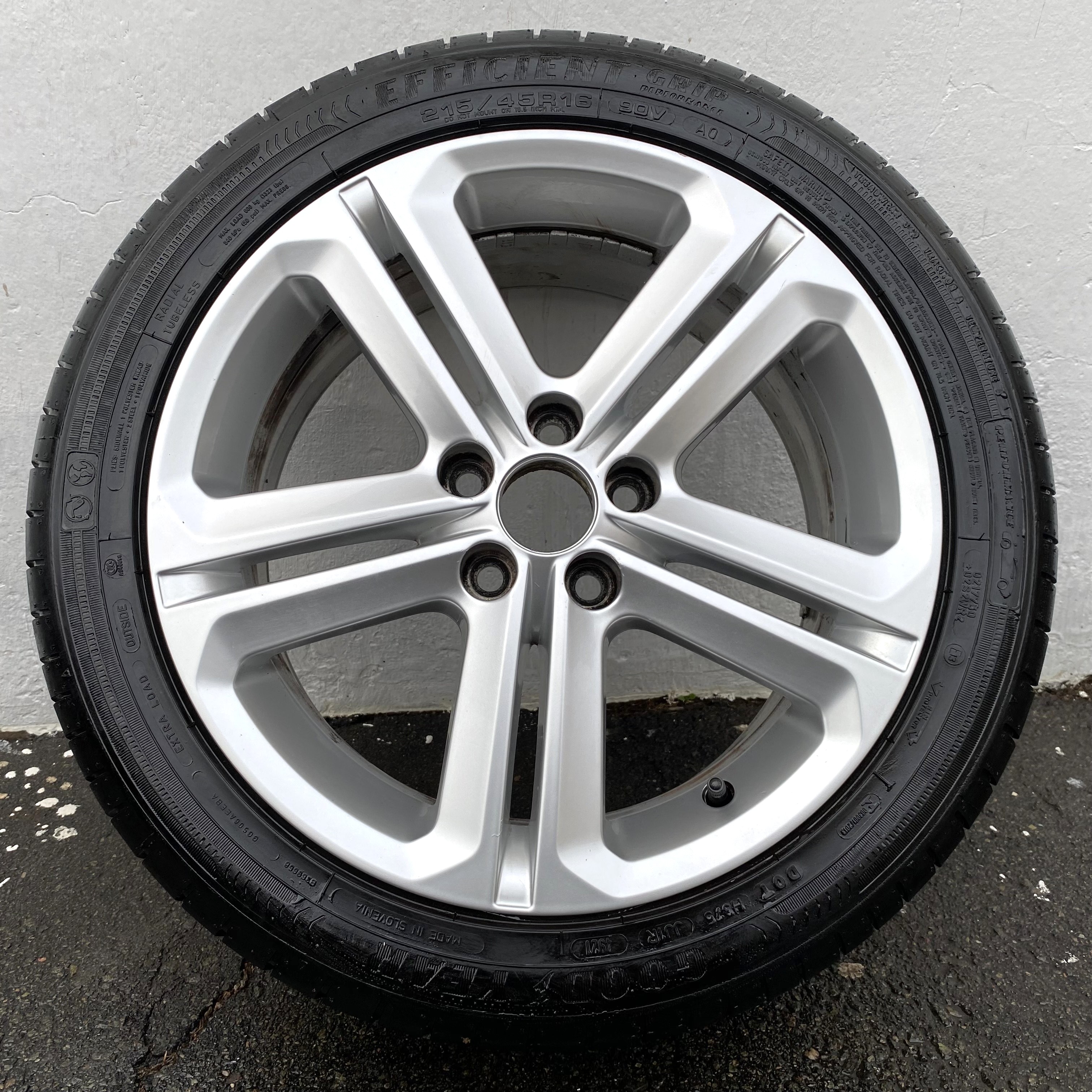 Kompletta Sommarhjul | 16" Volkswagen Polo V 6R 6R0601025T | 5x100 7x16 ET46 57.1 + 2 st 215/45 R16 90V AO Goodyear Efficient Grip Performance | V49-2021 | 7.3mm | 7.3m + 2 st 215/45 R16 86H Bridgestone Turanza ER300 | V41-2013 | 4.5mm | 4.5mm - 10