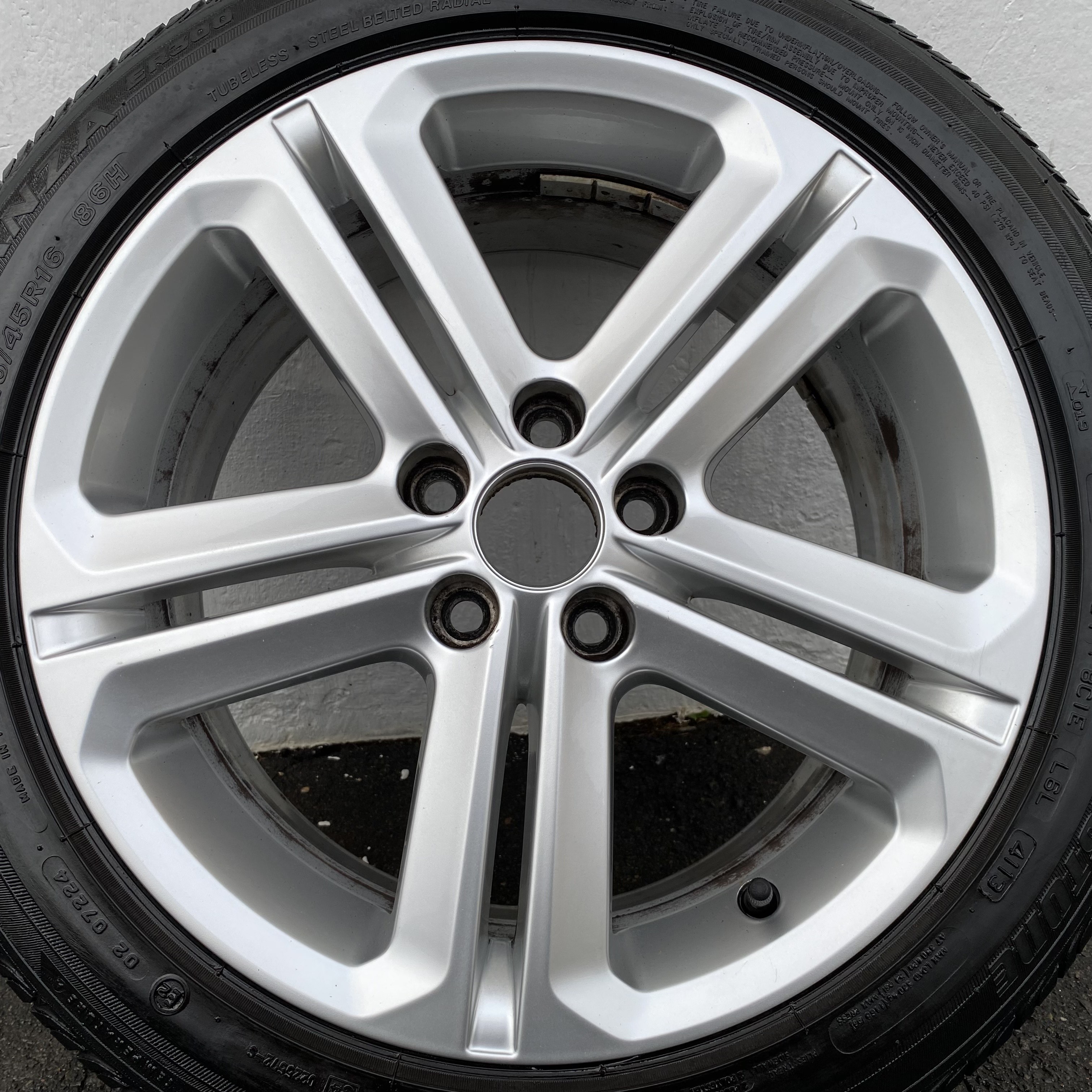 Kompletta Sommarhjul | 16" Volkswagen Polo V 6R 6R0601025T | 5x100 7x16 ET46 57.1 + 2 st 215/45 R16 90V AO Goodyear Efficient Grip Performance | V49-2021 | 7.3mm | 7.3m + 2 st 215/45 R16 86H Bridgestone Turanza ER300 | V41-2013 | 4.5mm | 4.5mm - 15