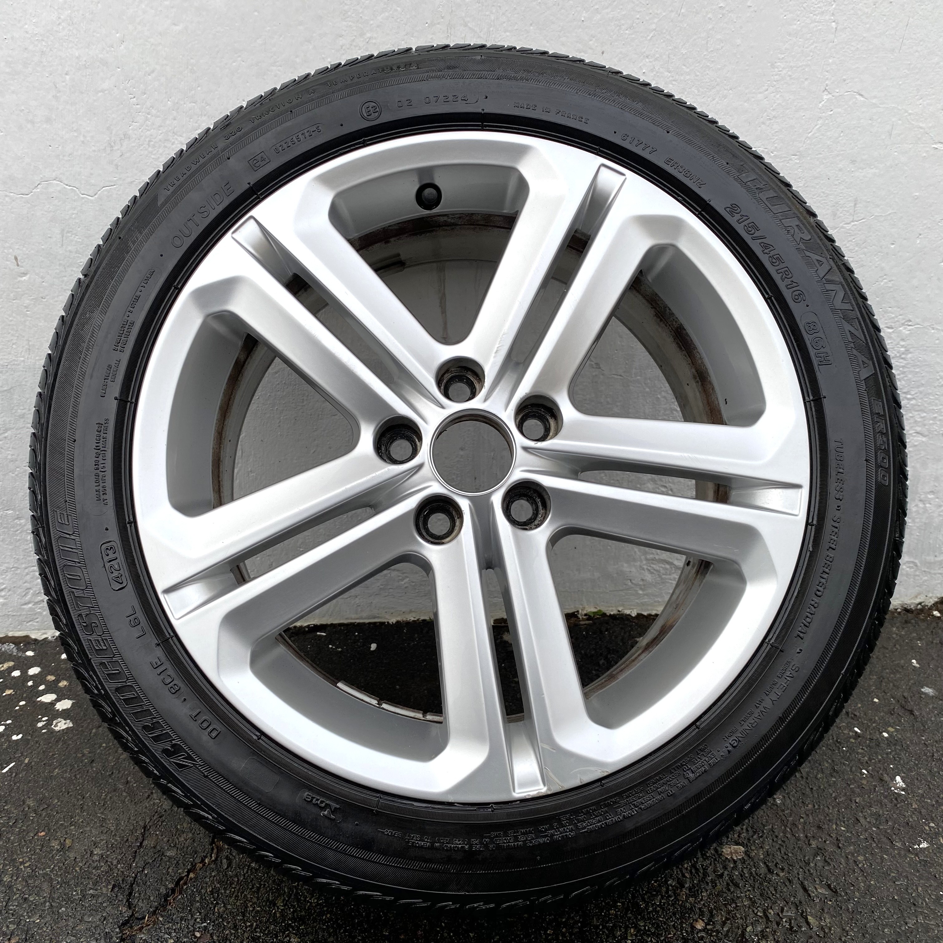 Kompletta Sommarhjul | 16" Volkswagen Polo V 6R 6R0601025T | 5x100 7x16 ET46 57.1 + 2 st 215/45 R16 90V AO Goodyear Efficient Grip Performance | V49-2021 | 7.3mm | 7.3m + 2 st 215/45 R16 86H Bridgestone Turanza ER300 | V41-2013 | 4.5mm | 4.5mm - 12