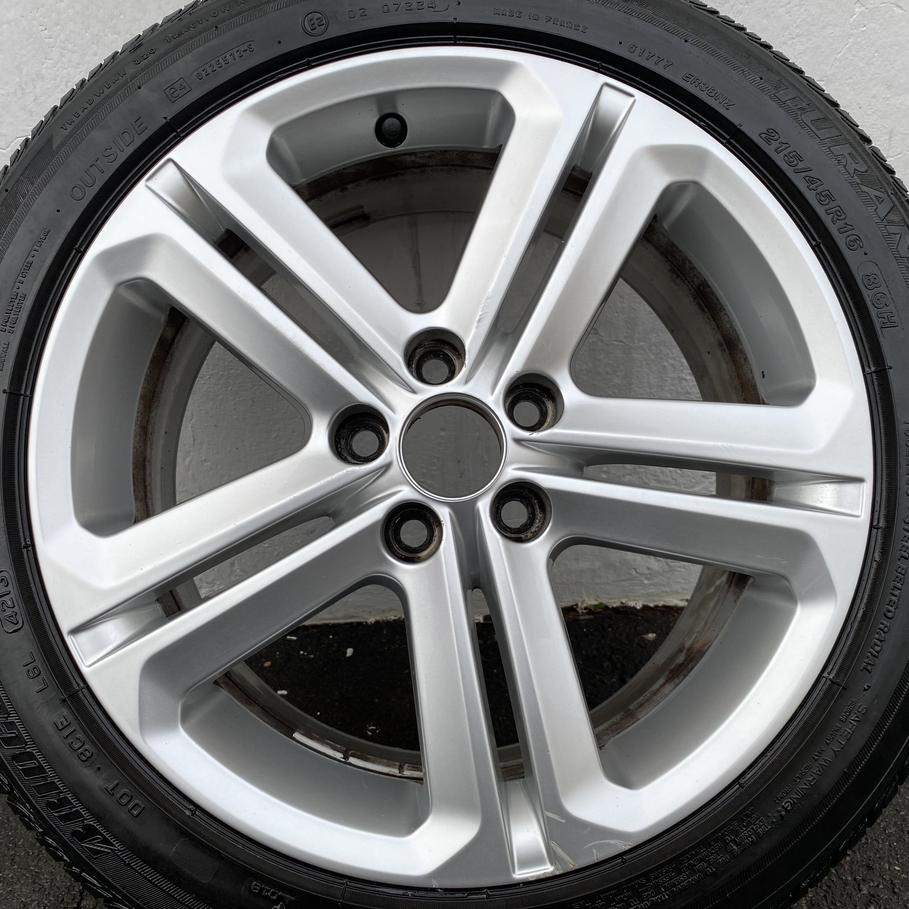 Kompletta Sommarhjul | 16" Volkswagen Polo V 6R 6R0601025T | 5x100 7x16 ET46 57.1 + 2 st 215/45 R16 90V AO Goodyear Efficient Grip Performance | V49-2021 | 7.3mm | 7.3m + 2 st 215/45 R16 86H Bridgestone Turanza ER300 | V41-2013 | 4.5mm | 4.5mm - 13