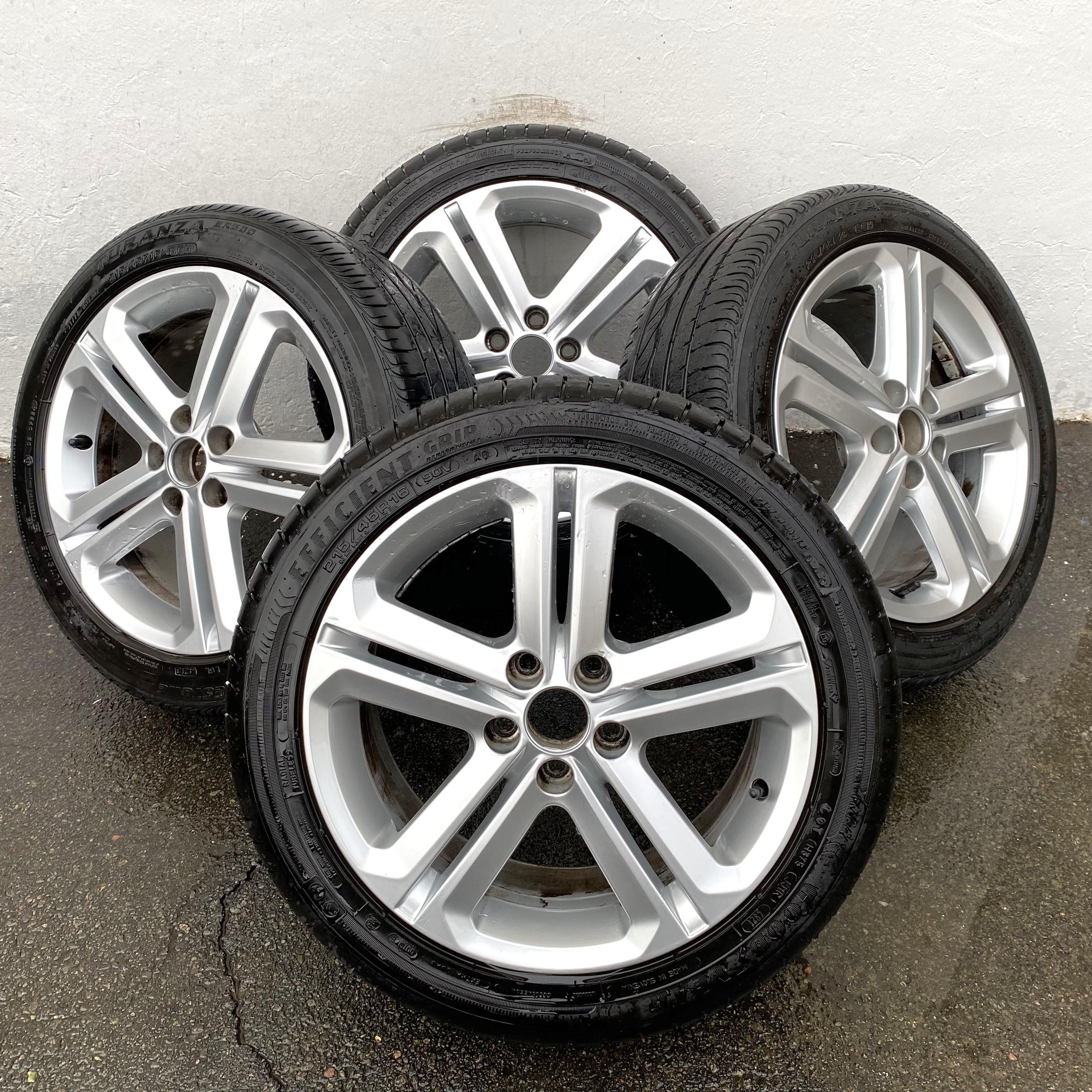 Kompletta Sommarhjul | 16" Volkswagen Polo V 6R 6R0601025T | 5x100 7x16 ET46 57.1 + 2 st 215/45 R16 90V AO Goodyear Efficient Grip Performance | V49-2021 | 7.3mm | 7.3m + 2 st 215/45 R16 86H Bridgestone Turanza ER300 | V41-2013 | 4.5mm | 4.5mm - 2