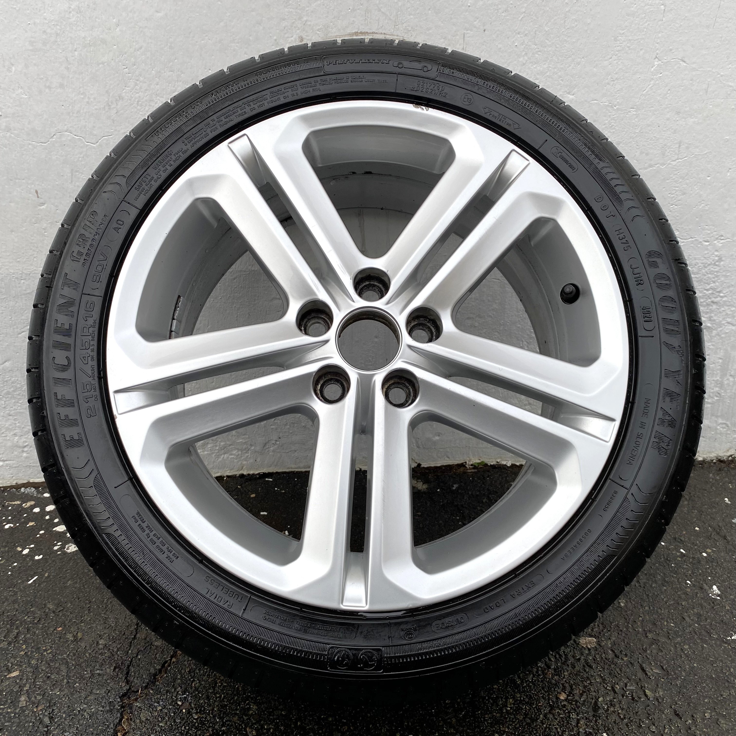 Kompletta Sommarhjul | 16" Volkswagen Polo V 6R 6R0601025T | 5x100 7x16 ET46 57.1 + 2 st 215/45 R16 90V AO Goodyear Efficient Grip Performance | V49-2021 | 7.3mm | 7.3m + 2 st 215/45 R16 86H Bridgestone Turanza ER300 | V41-2013 | 4.5mm | 4.5mm - 6