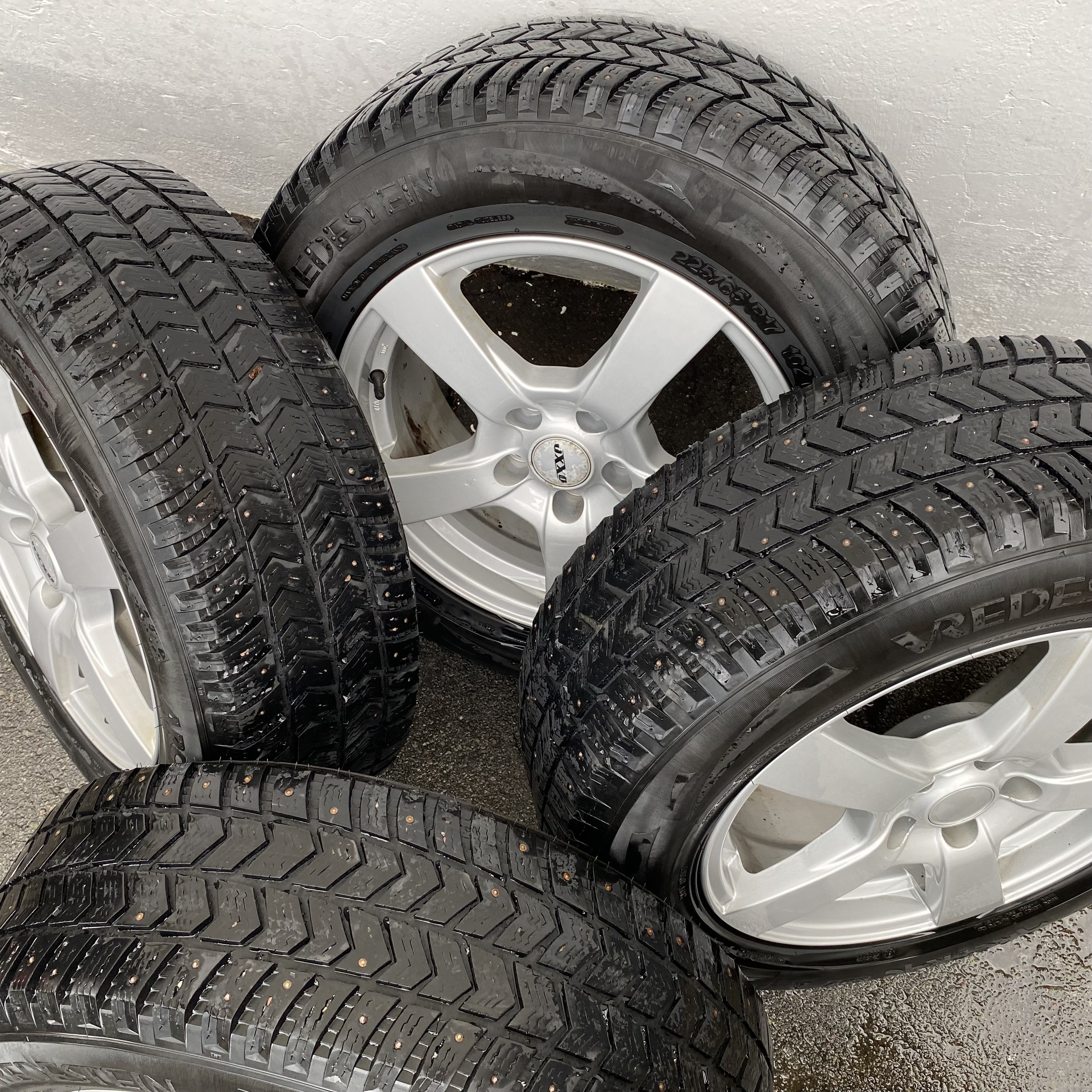 Kompletta Vinterhjul DUBB | 17" OXXO | 5x114.3 7.5x17 ET47 64.1 +  225/65 R17 102T Vredestein Arctrac SUV | V14-2013 | 5mm | 4.5mm | 4.5mm | 4.5mm - 4