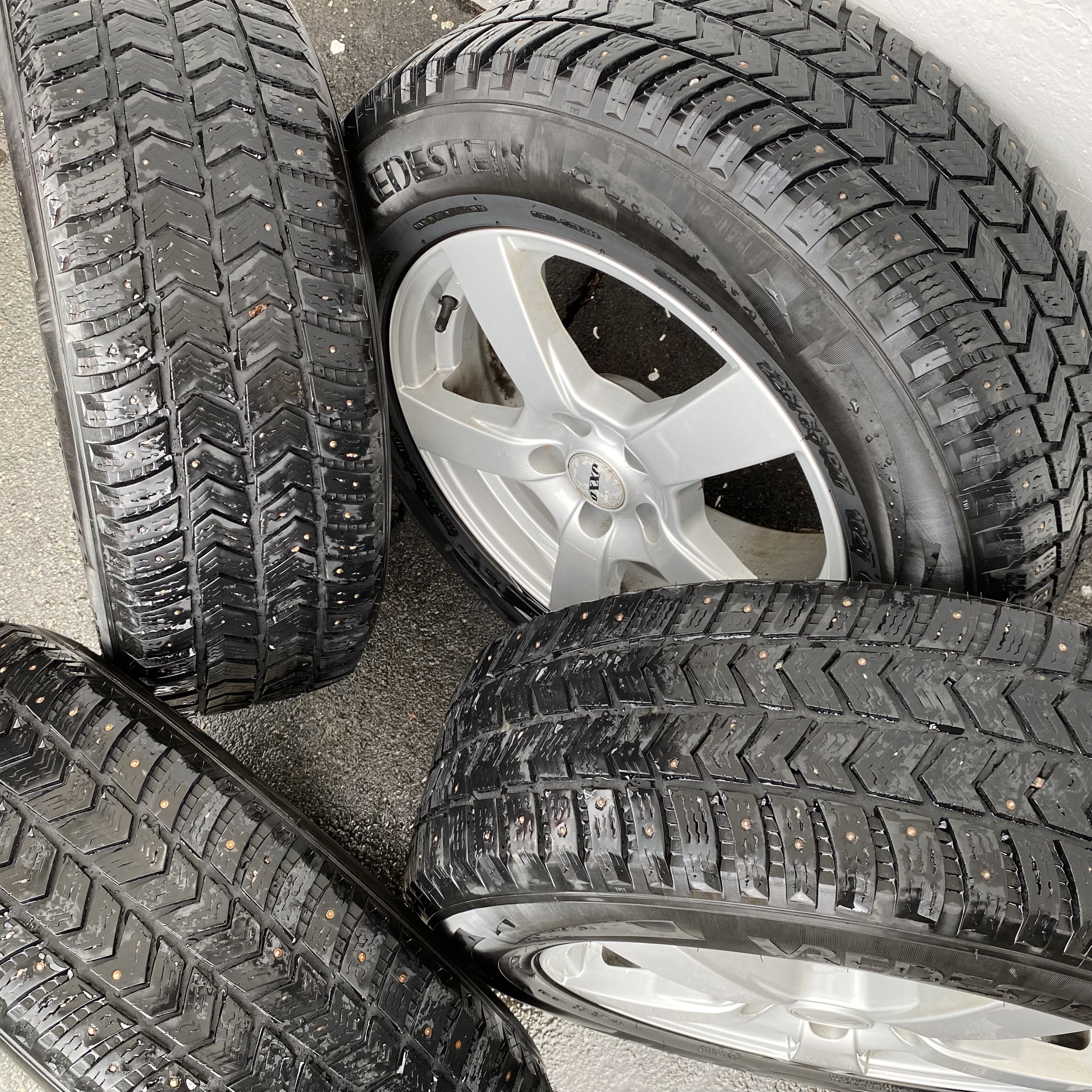 Kompletta Vinterhjul DUBB | 17" OXXO | 5x114.3 7.5x17 ET47 64.1 +  225/65 R17 102T Vredestein Arctrac SUV | V14-2013 | 5mm | 4.5mm | 4.5mm | 4.5mm - 5