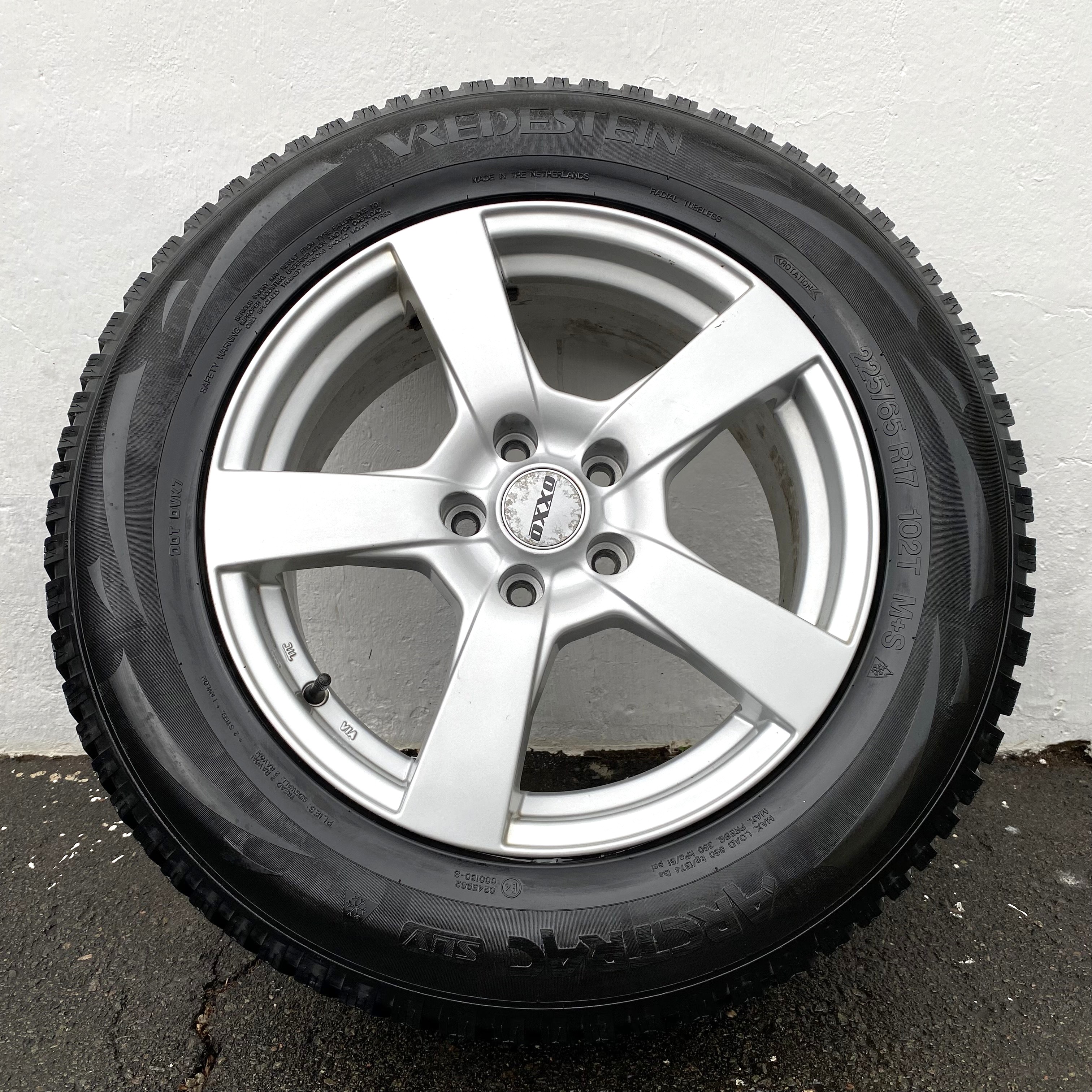 Kompletta Vinterhjul DUBB | 17" OXXO | 5x114.3 7.5x17 ET47 64.1 +  225/65 R17 102T Vredestein Arctrac SUV | V14-2013 | 5mm | 4.5mm | 4.5mm | 4.5mm - 12
