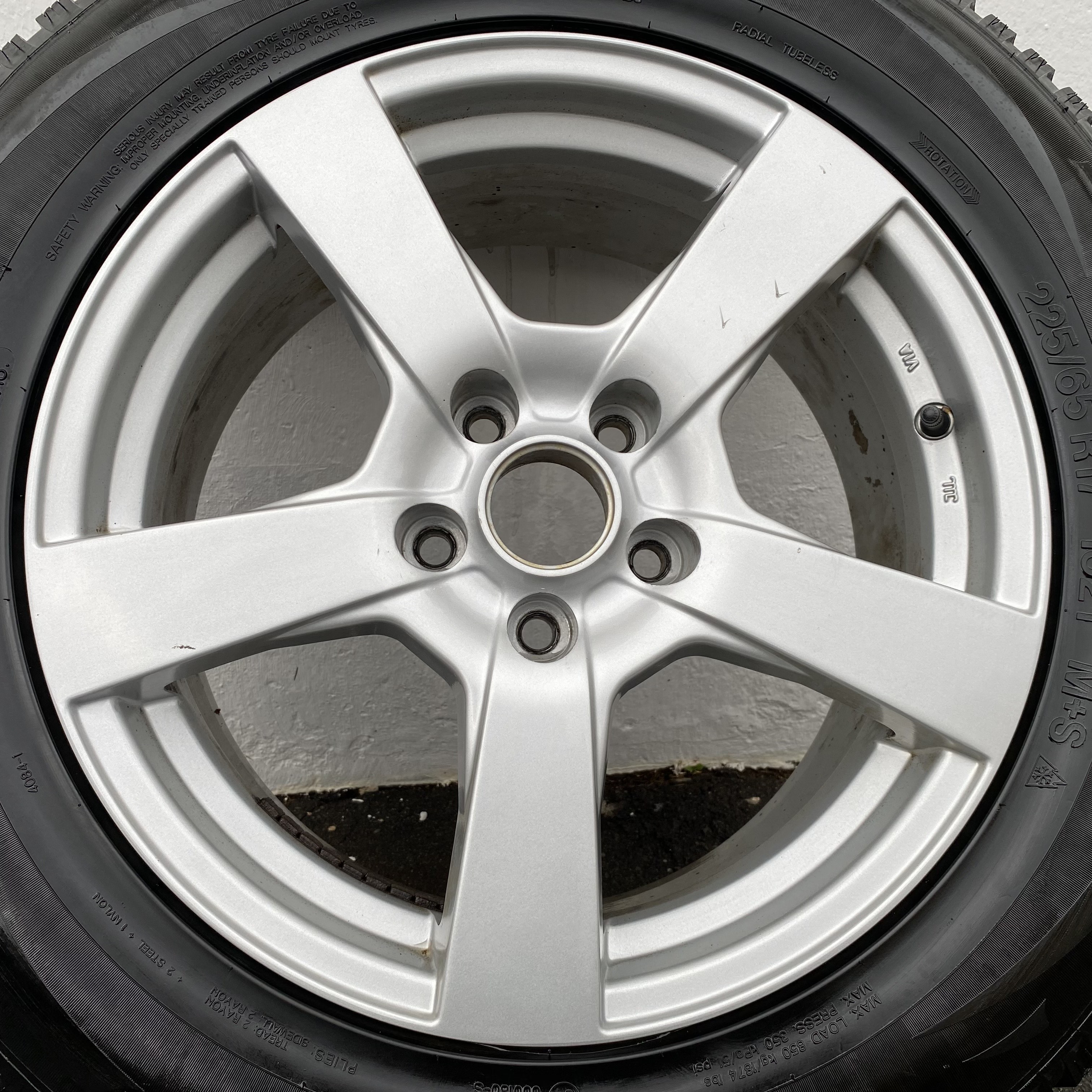 Kompletta Vinterhjul DUBB | 17" OXXO | 5x114.3 7.5x17 ET47 64.1 +  225/65 R17 102T Vredestein Arctrac SUV | V14-2013 | 5mm | 4.5mm | 4.5mm | 4.5mm - 11