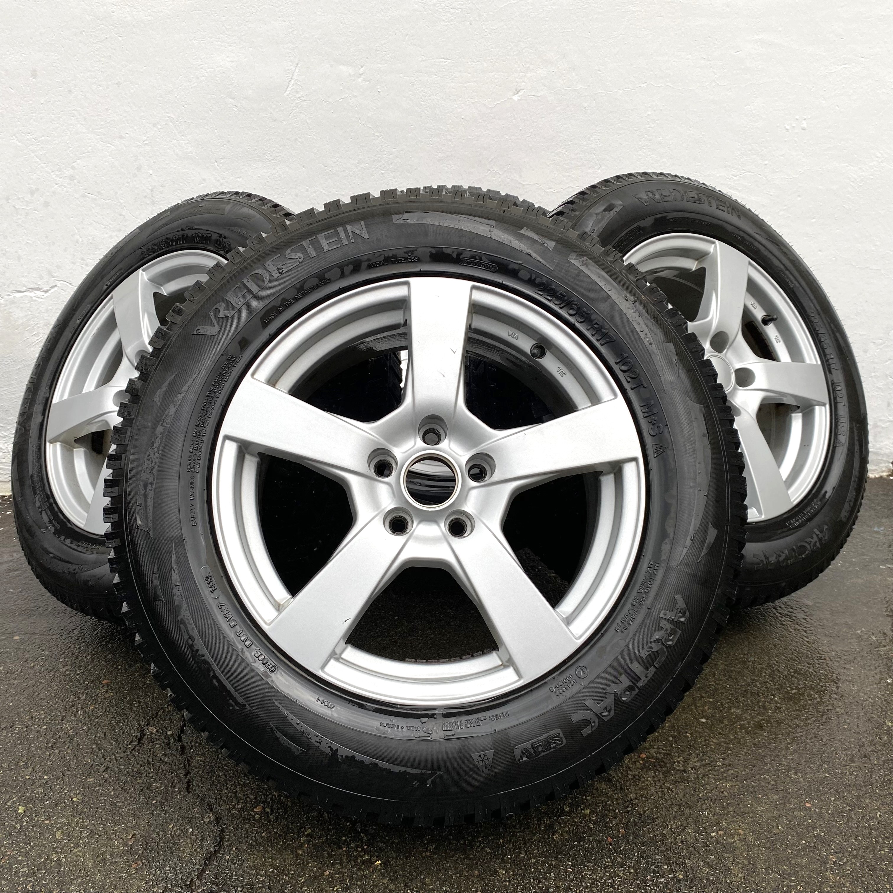 Kompletta Vinterhjul DUBB | 17" OXXO | 5x114.3 7.5x17 ET47 64.1 +  225/65 R17 102T Vredestein Arctrac SUV | V14-2013 | 5mm | 4.5mm | 4.5mm | 4.5mm