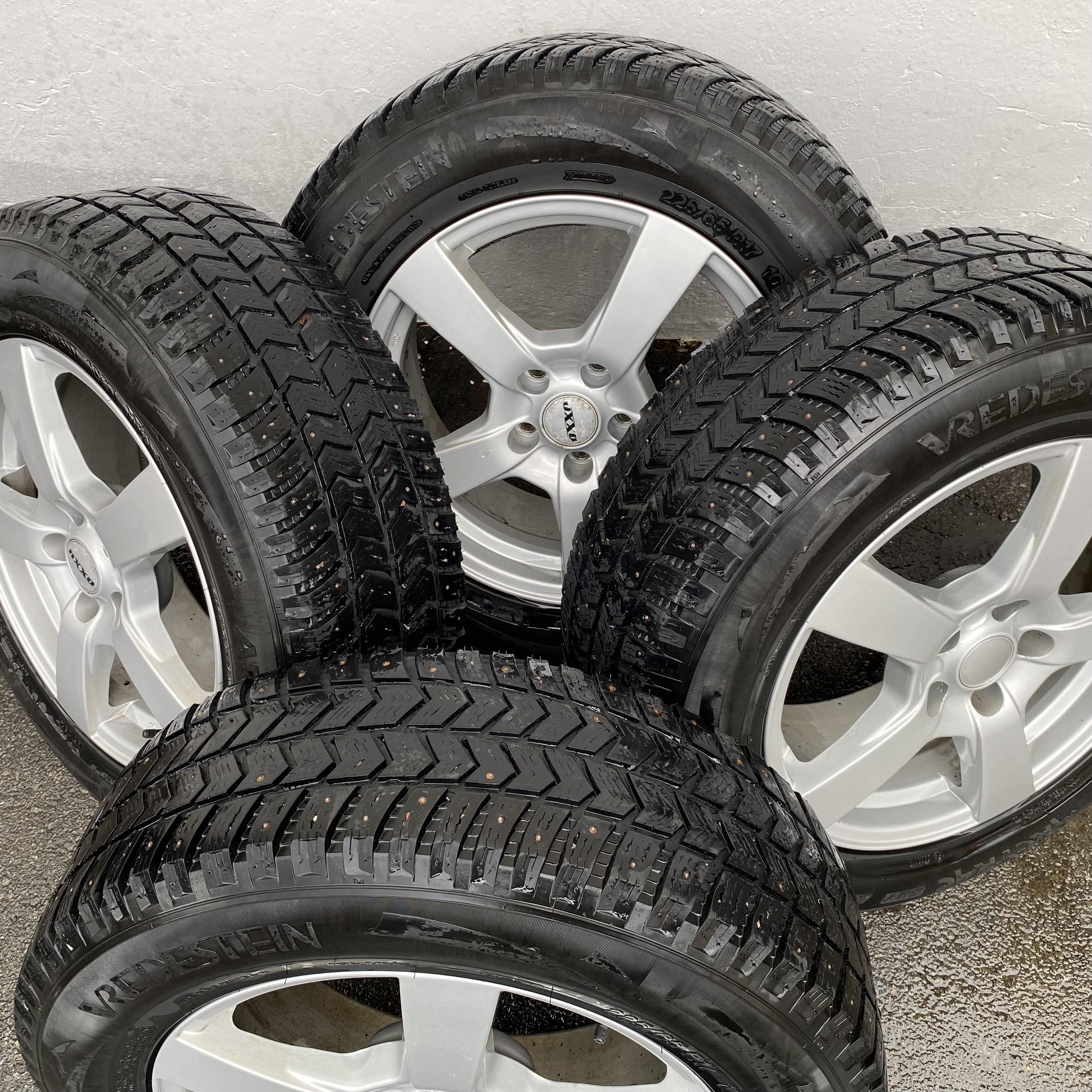 Kompletta Vinterhjul DUBB | 17" OXXO | 5x114.3 7.5x17 ET47 64.1 +  225/65 R17 102T Vredestein Arctrac SUV | V14-2013 | 5mm | 4.5mm | 4.5mm | 4.5mm - 3