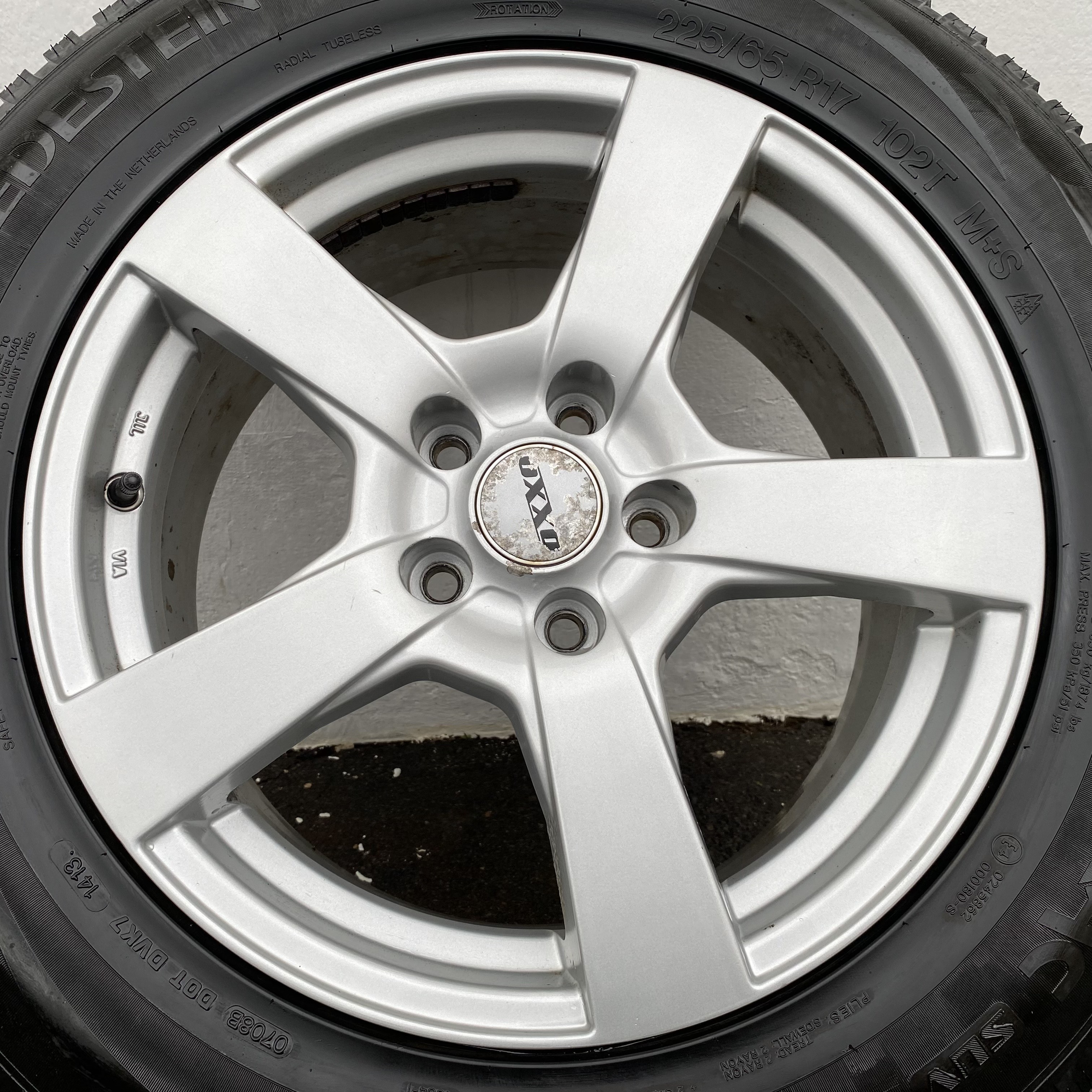 Kompletta Vinterhjul DUBB | 17" OXXO | 5x114.3 7.5x17 ET47 64.1 +  225/65 R17 102T Vredestein Arctrac SUV | V14-2013 | 5mm | 4.5mm | 4.5mm | 4.5mm - 9