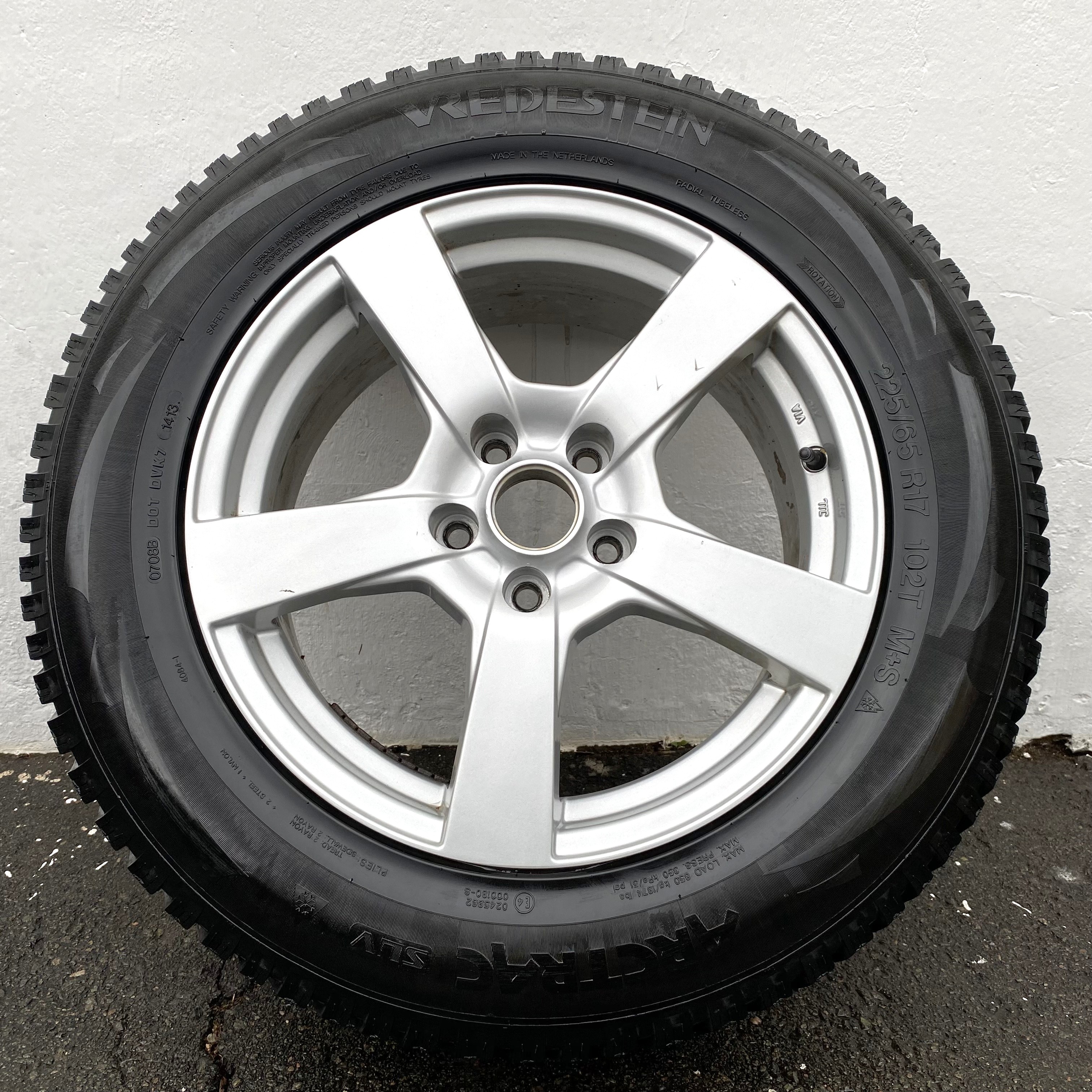 Kompletta Vinterhjul DUBB | 17" OXXO | 5x114.3 7.5x17 ET47 64.1 +  225/65 R17 102T Vredestein Arctrac SUV | V14-2013 | 5mm | 4.5mm | 4.5mm | 4.5mm - 10